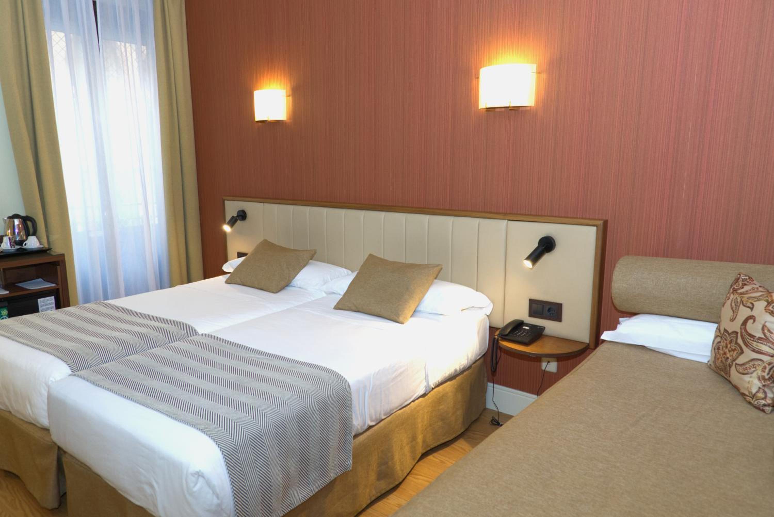 Twin Room with Extra Bed (2 Adults + 1 Child) photo 3
