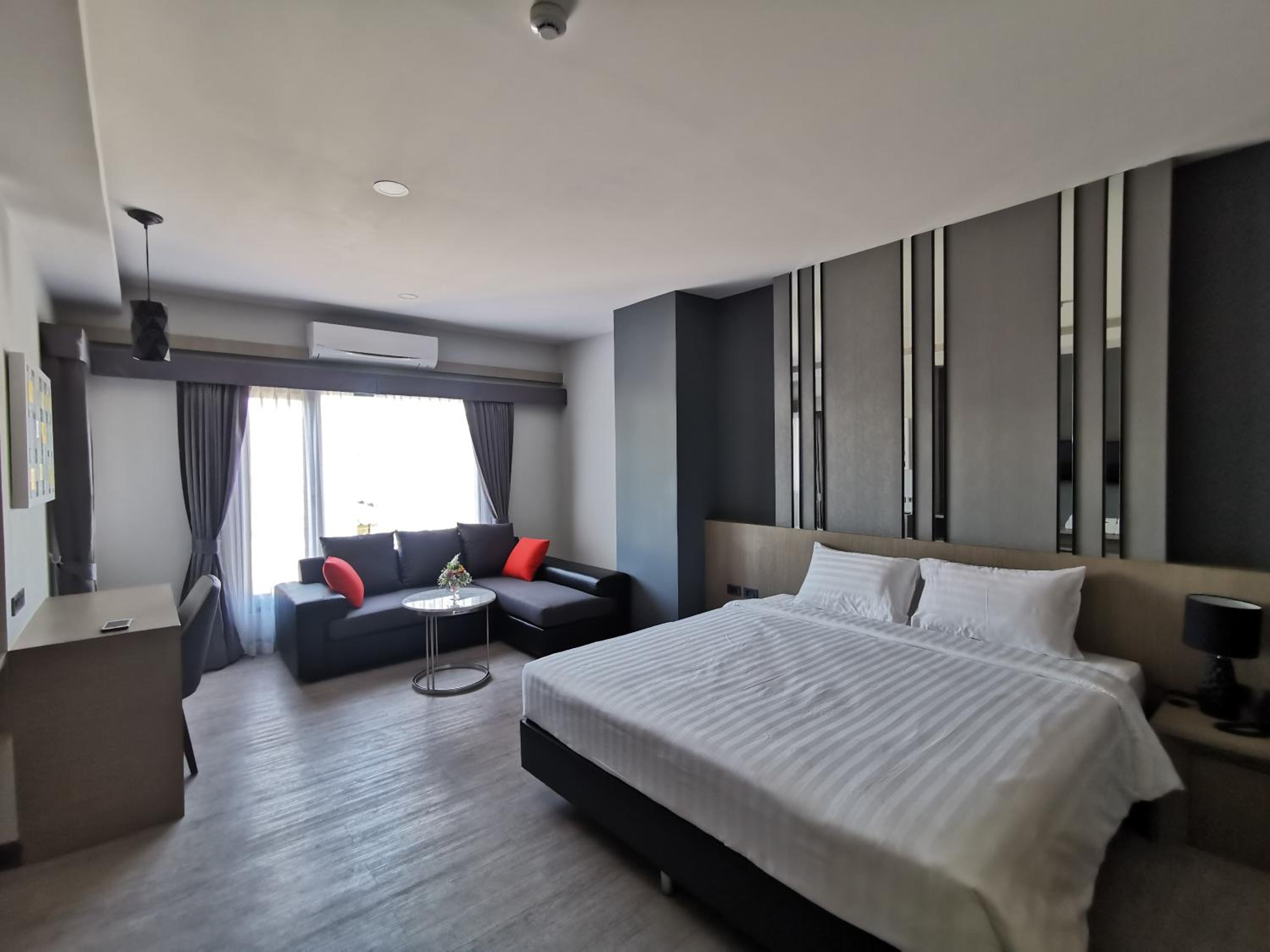 Deluxe King Room photo 1
