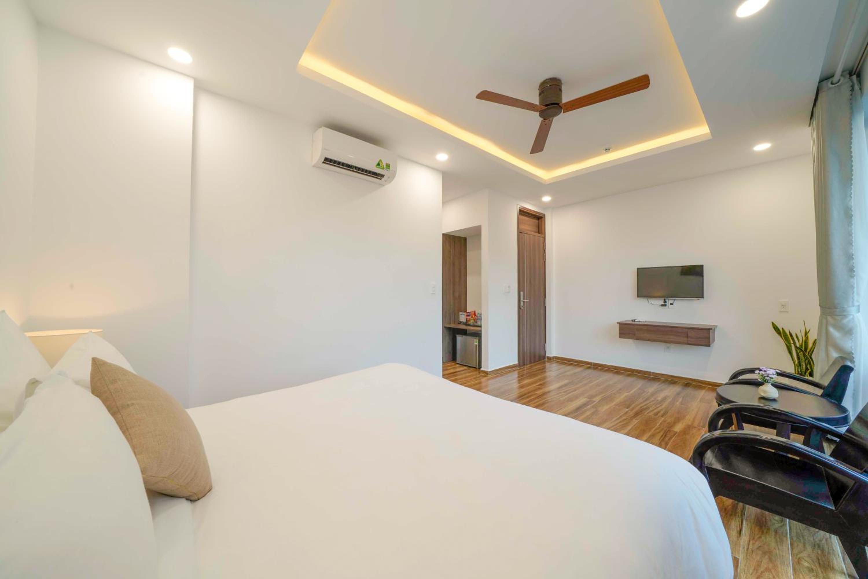 Deluxe Queen Room with Balcony - Photo 4