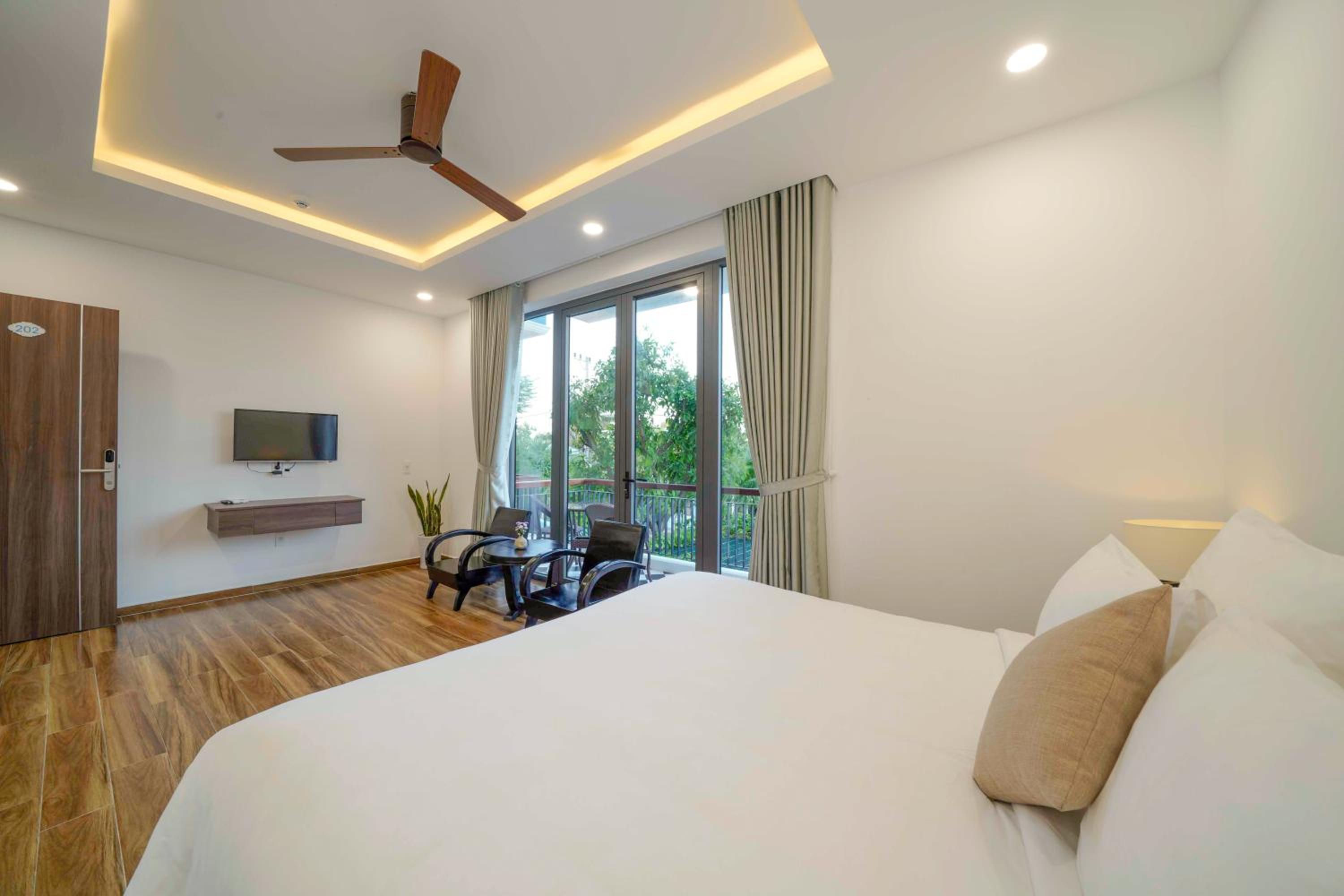 Deluxe Queen Room with Balcony - Photo 2