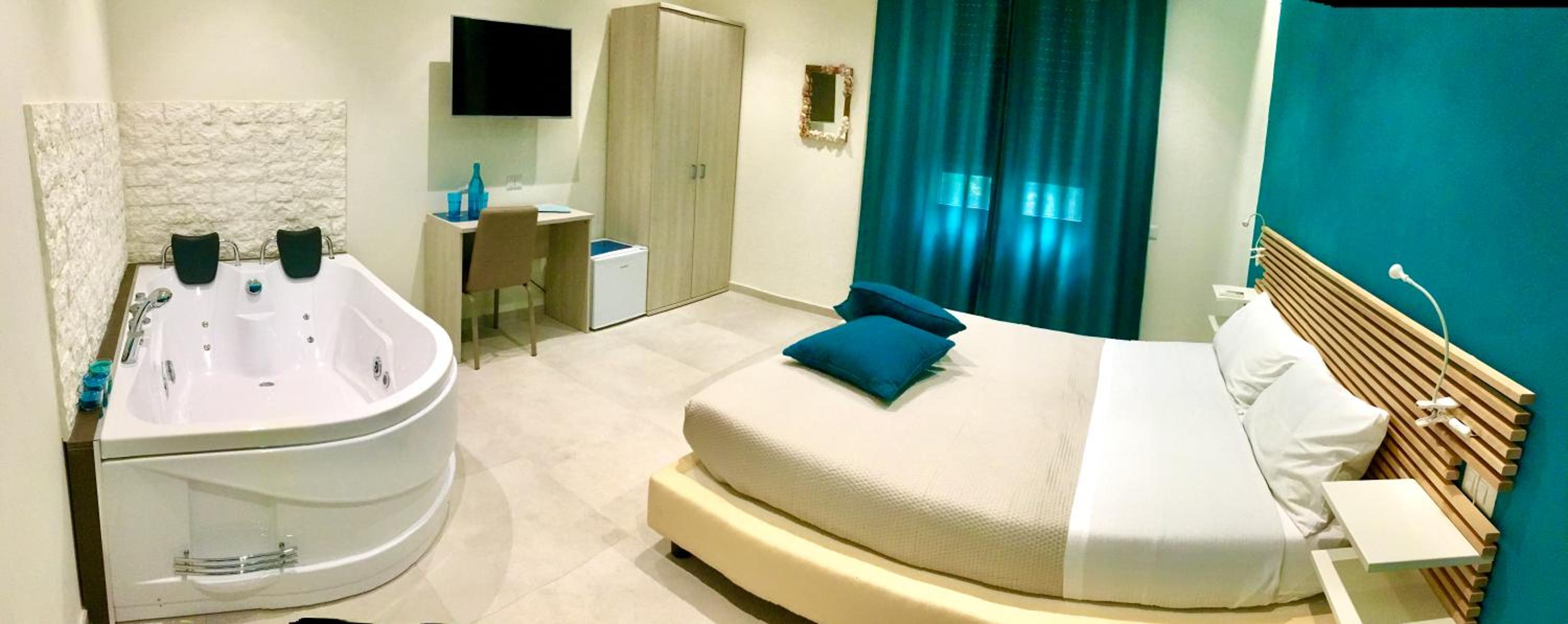Deluxe Double or Twin Room with Spa Bath - Photo 1