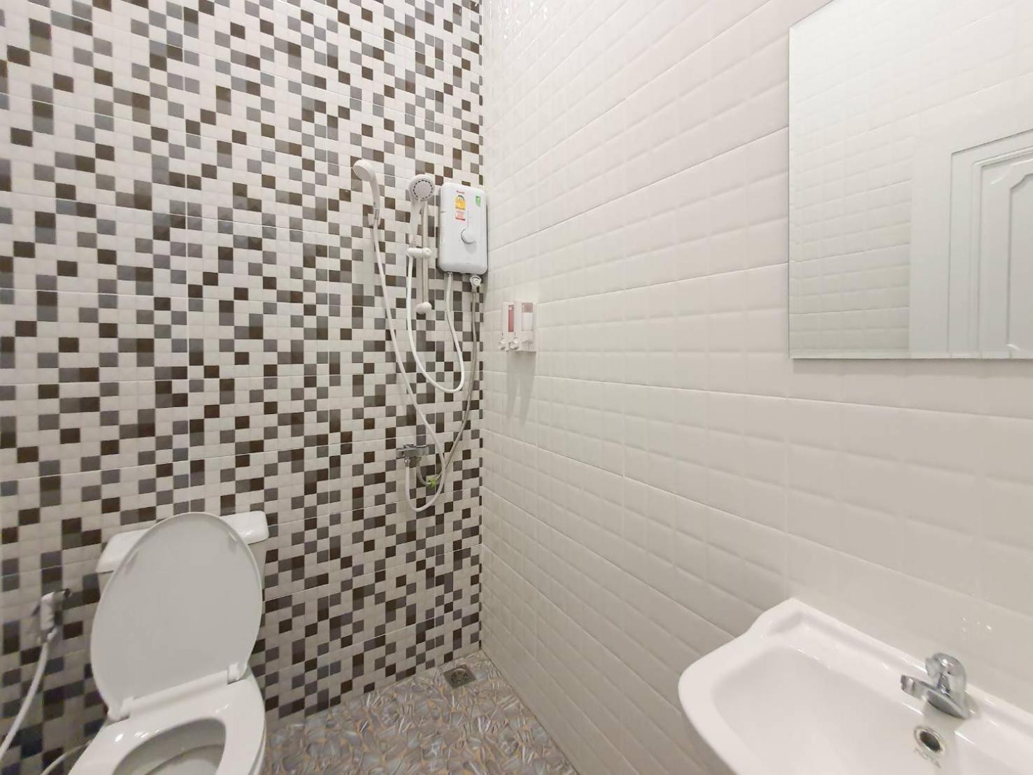 Family Room with Private Bathroom photo 2