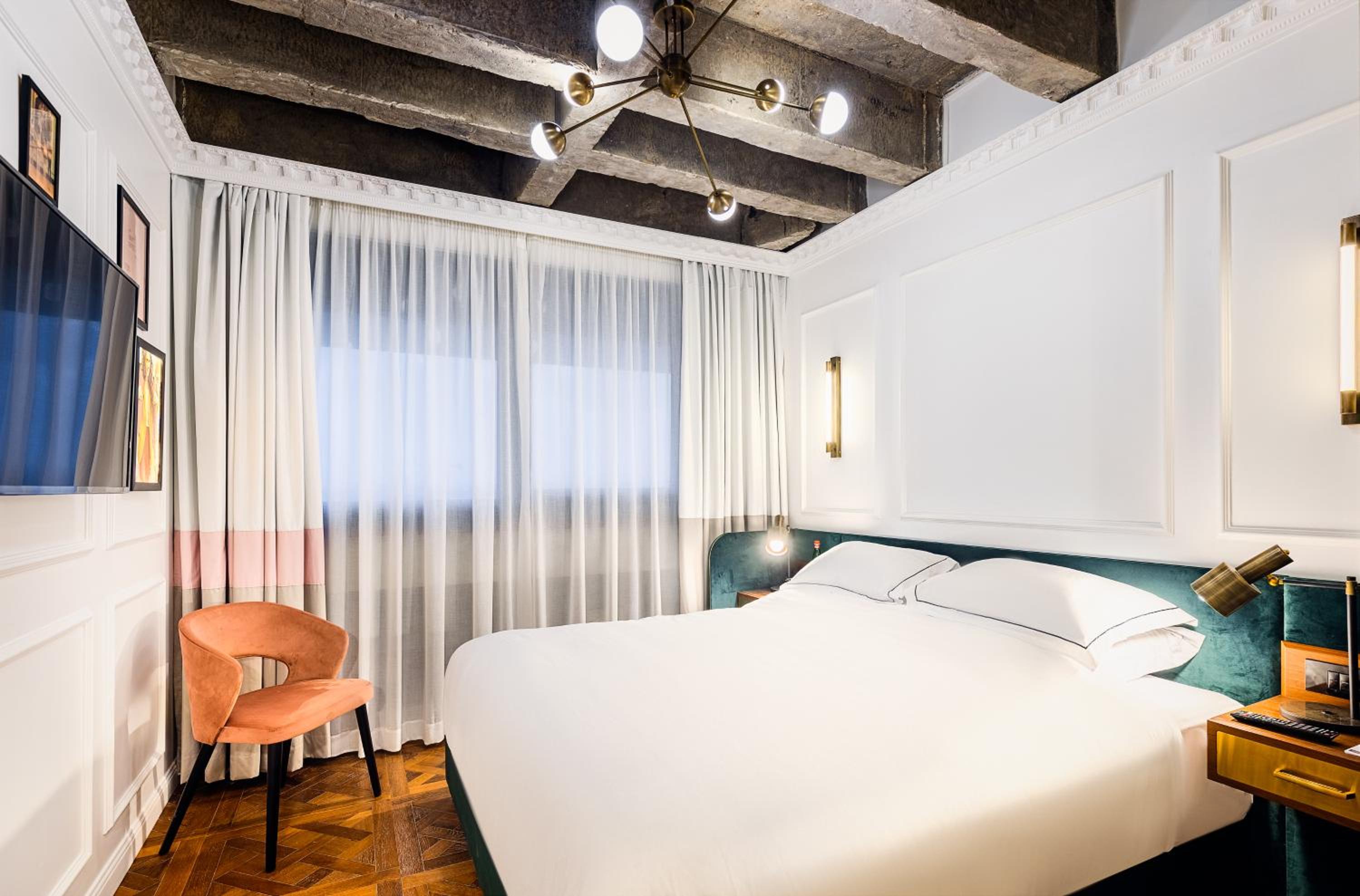 Urban Room - Photo 1