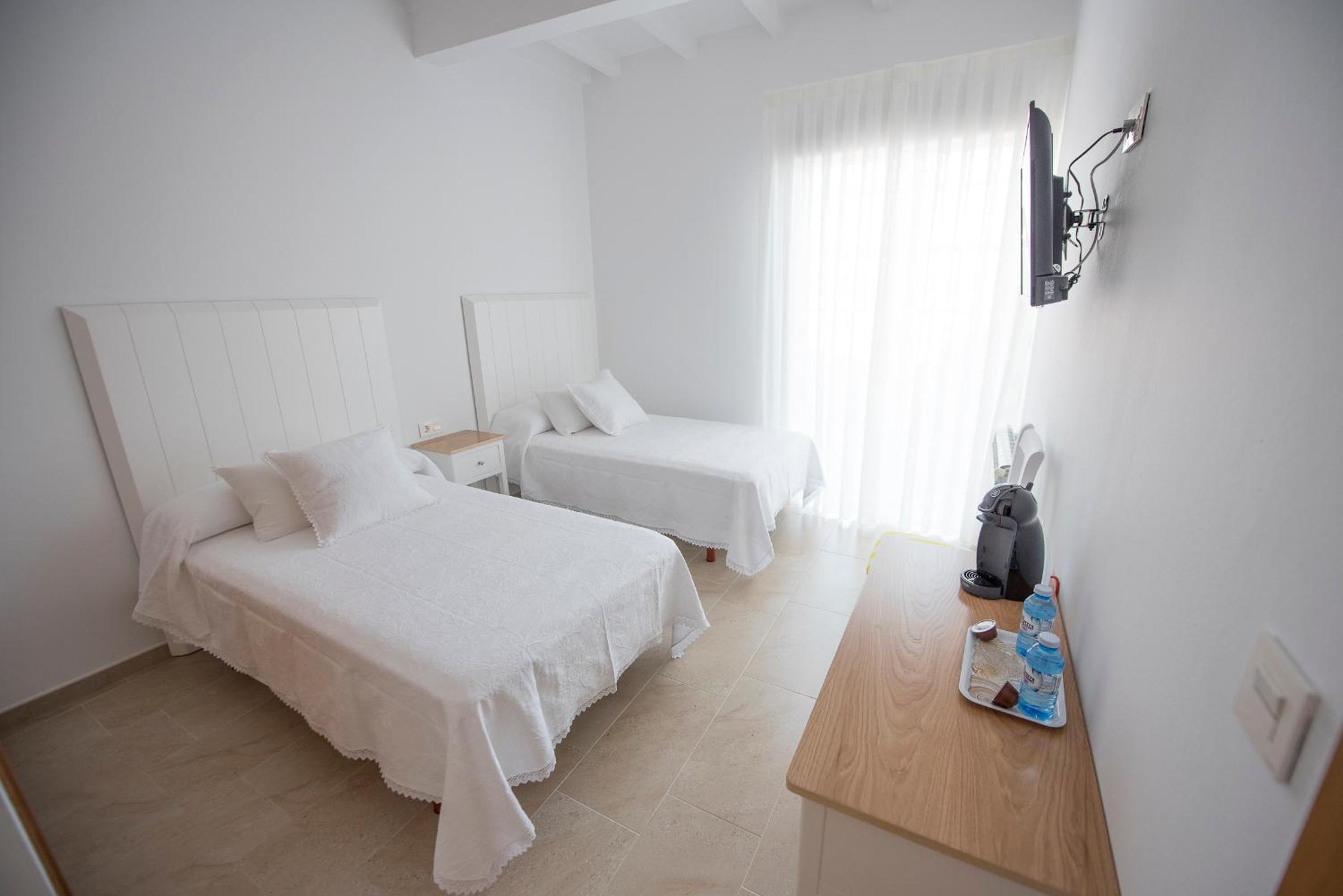 Twin Room - Photo 3