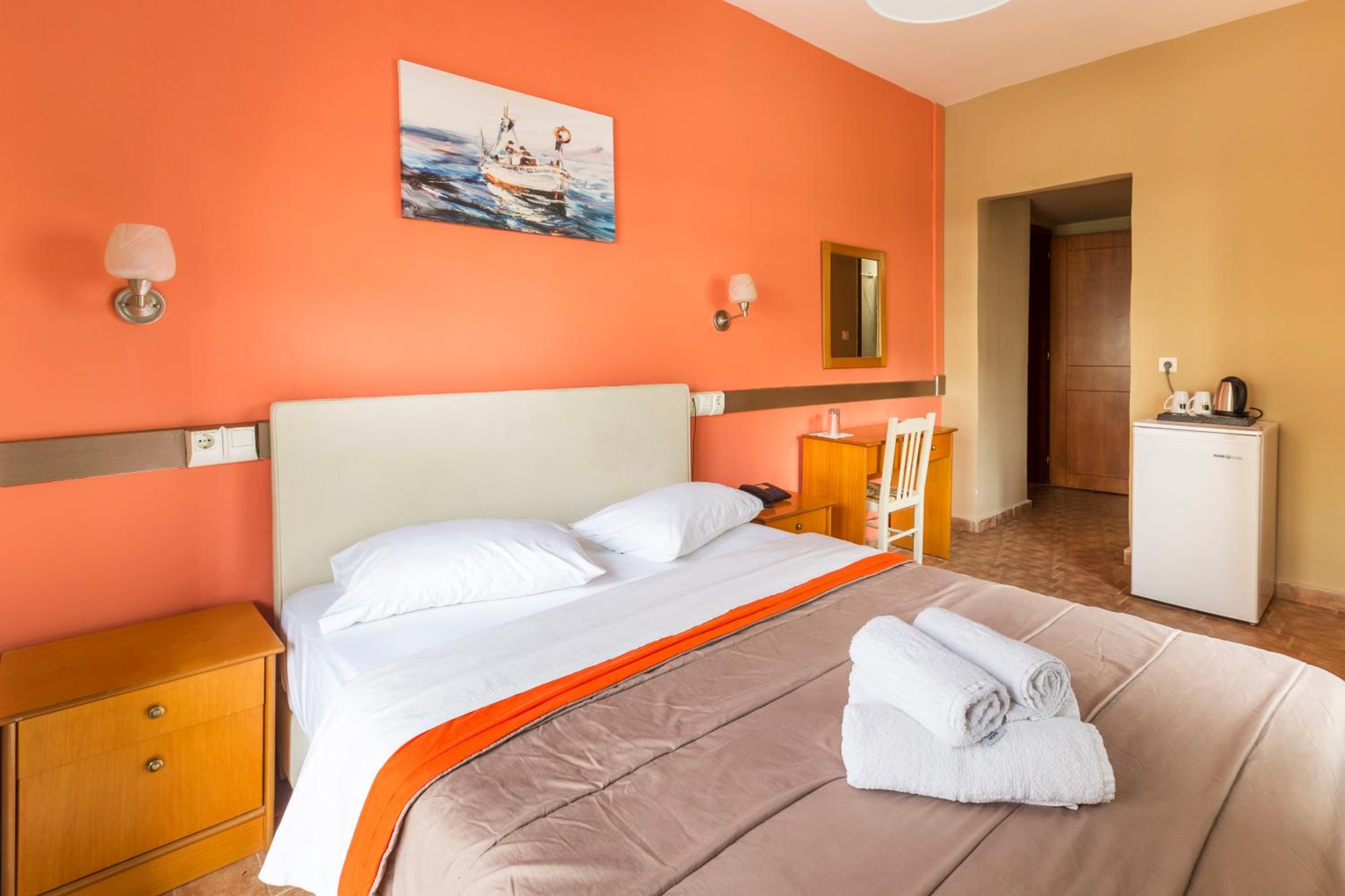 Double Room with Side Sea View - Photo 1
