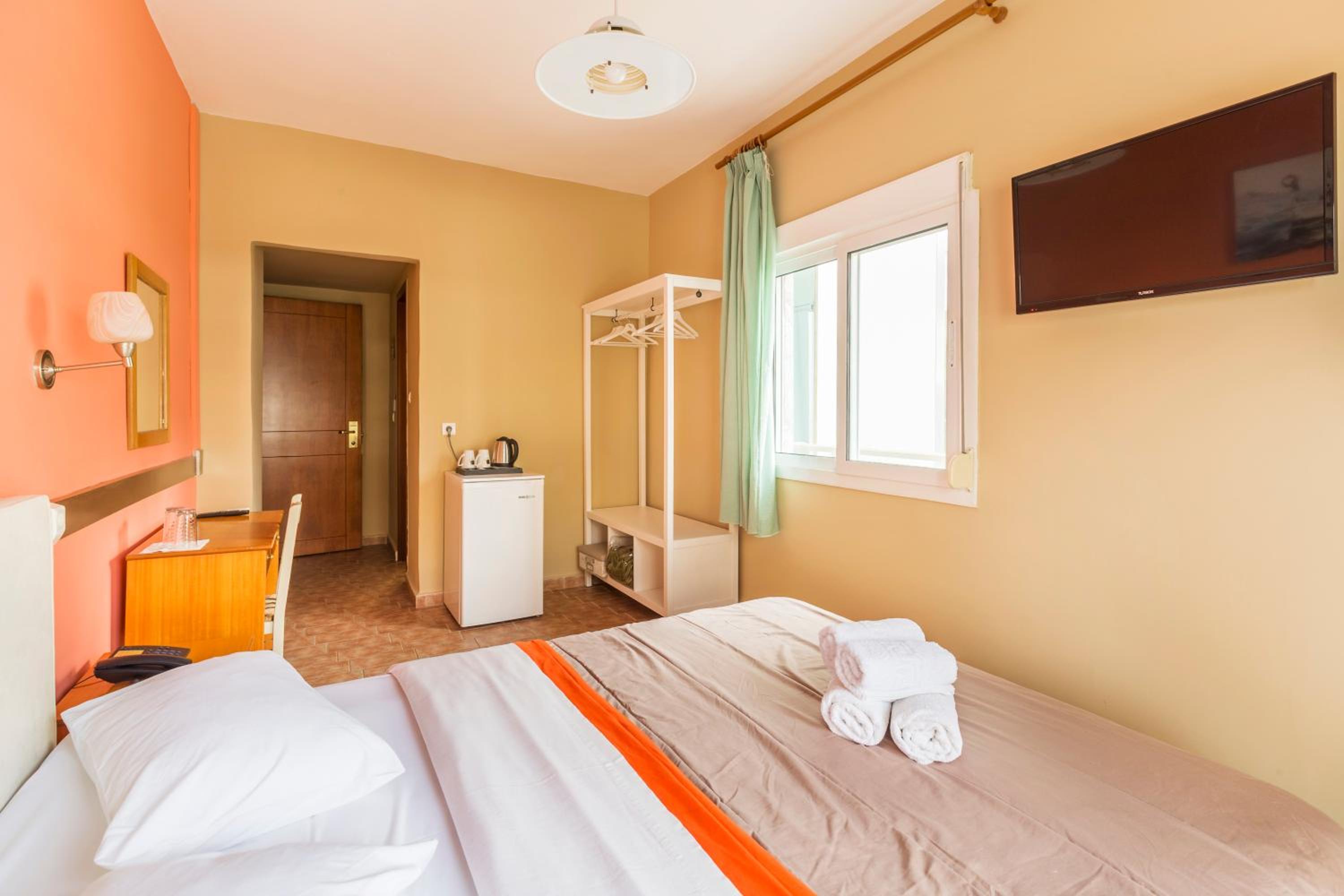 Double Room with Side Sea View - Photo 2