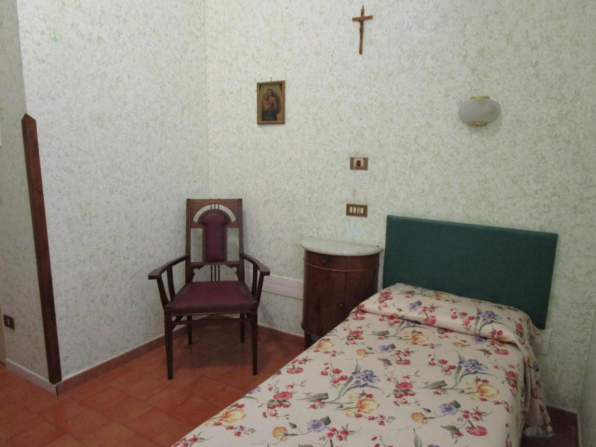Single Room with Private Bathroom photo 1