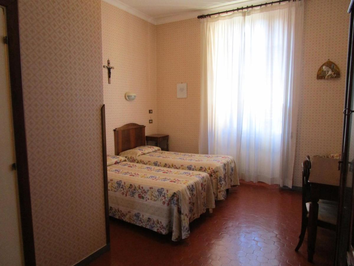 Twin Room with Private Bathroom photo 2