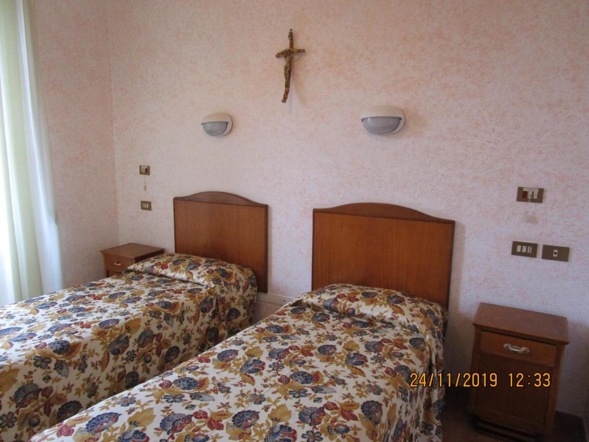 Twin Room with Private Bathroom photo 1