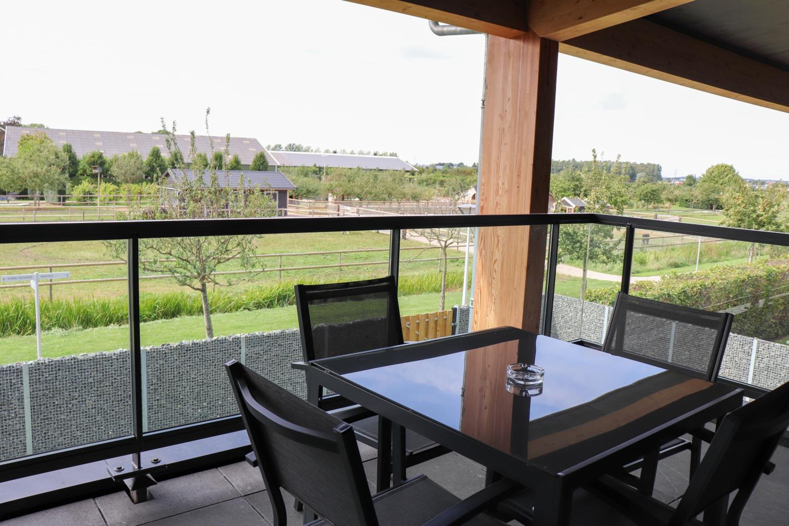 King Room with Balcony - Photo 7
