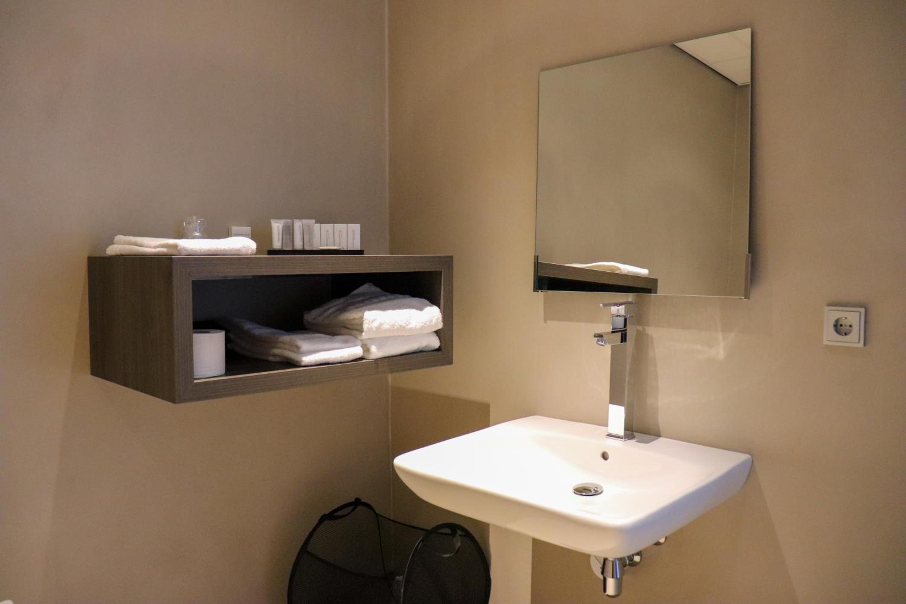 King Room - Disability Access - Photo 9