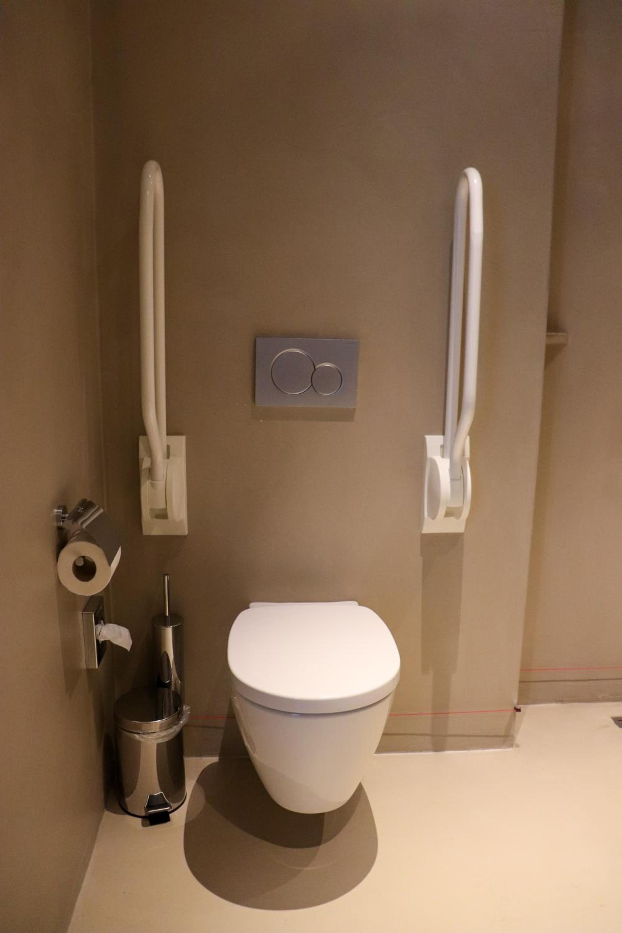 King Room - Disability Access - Photo 10