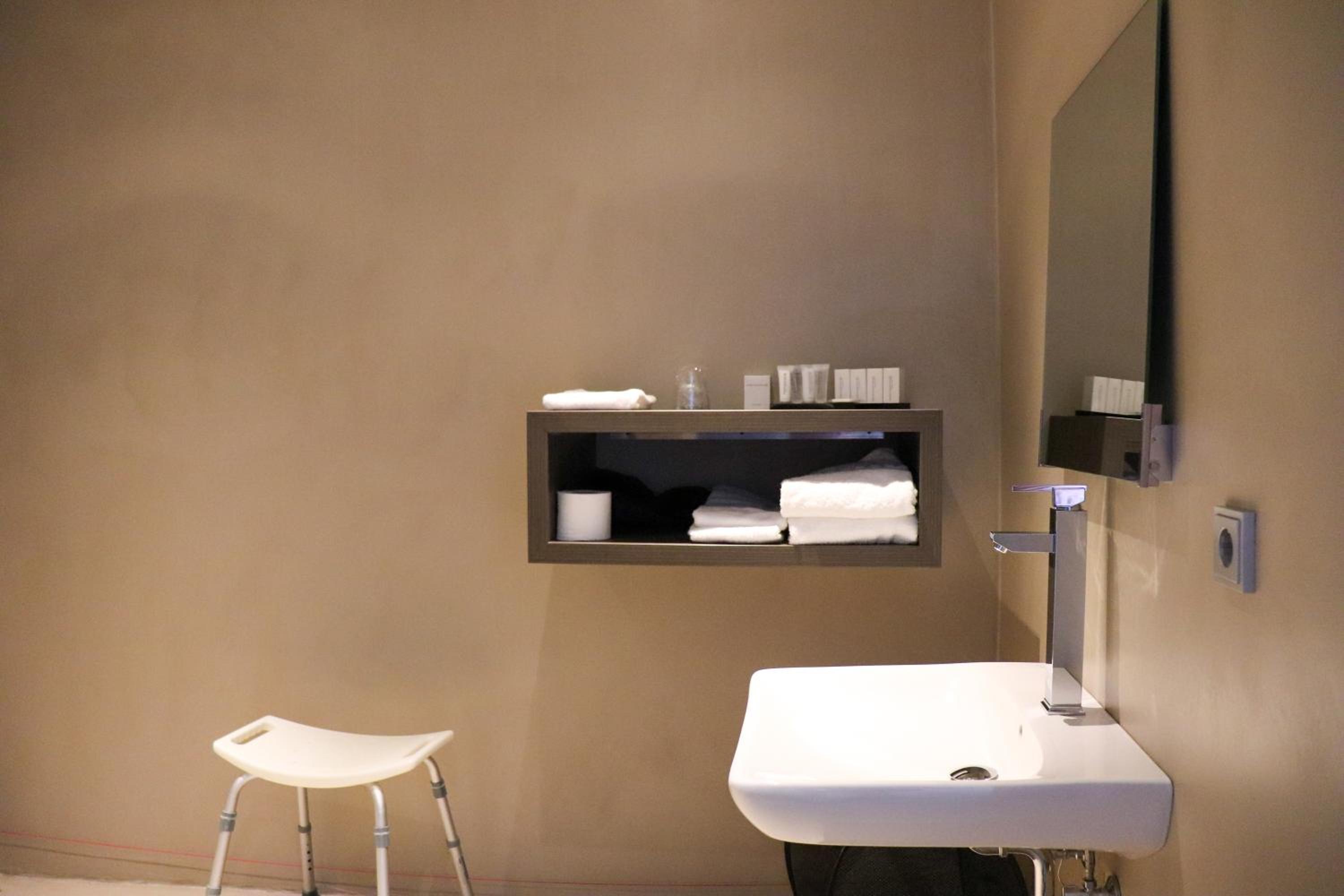 King Room - Disability Access - Photo 12