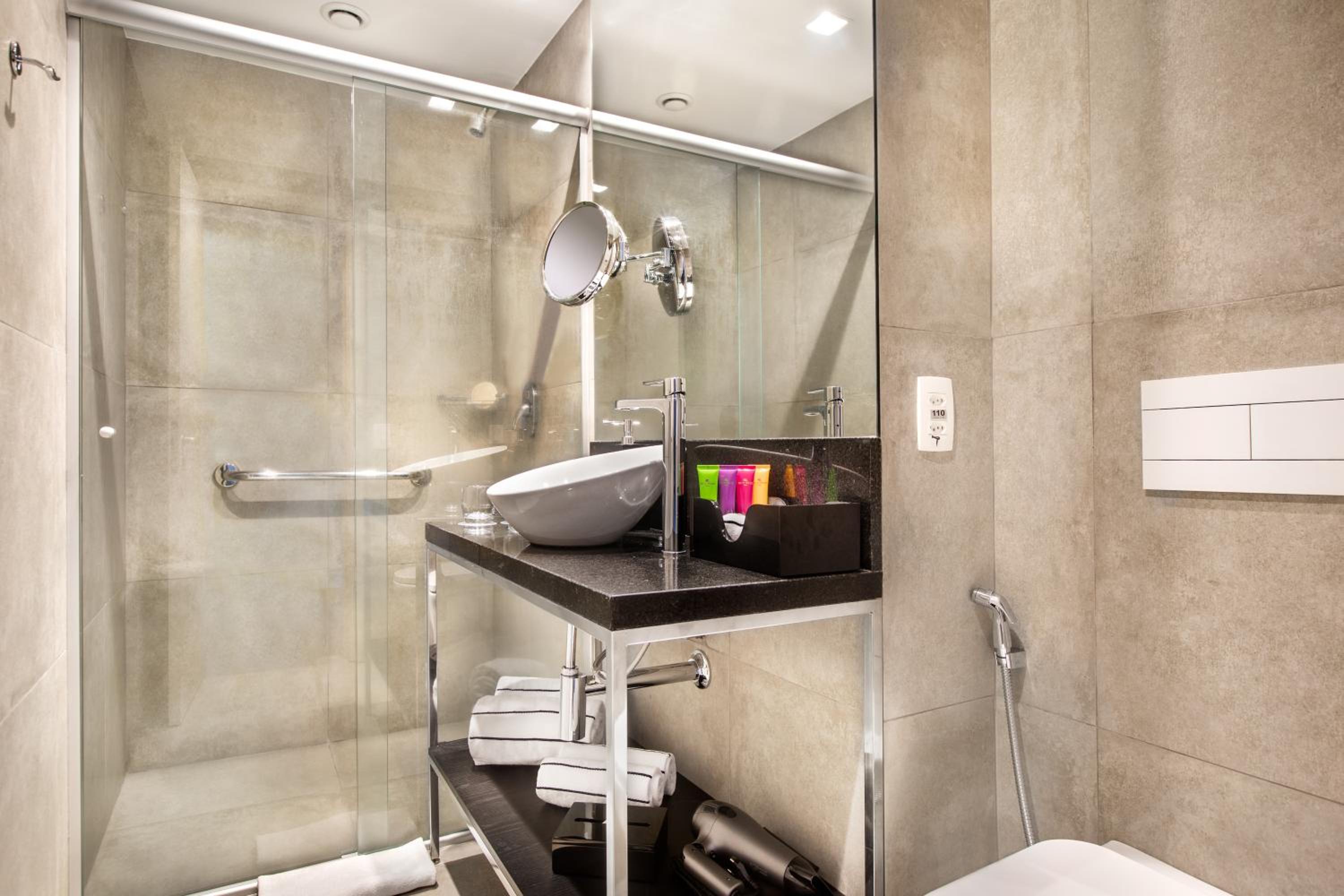 Premium Queen Room - Photo 9