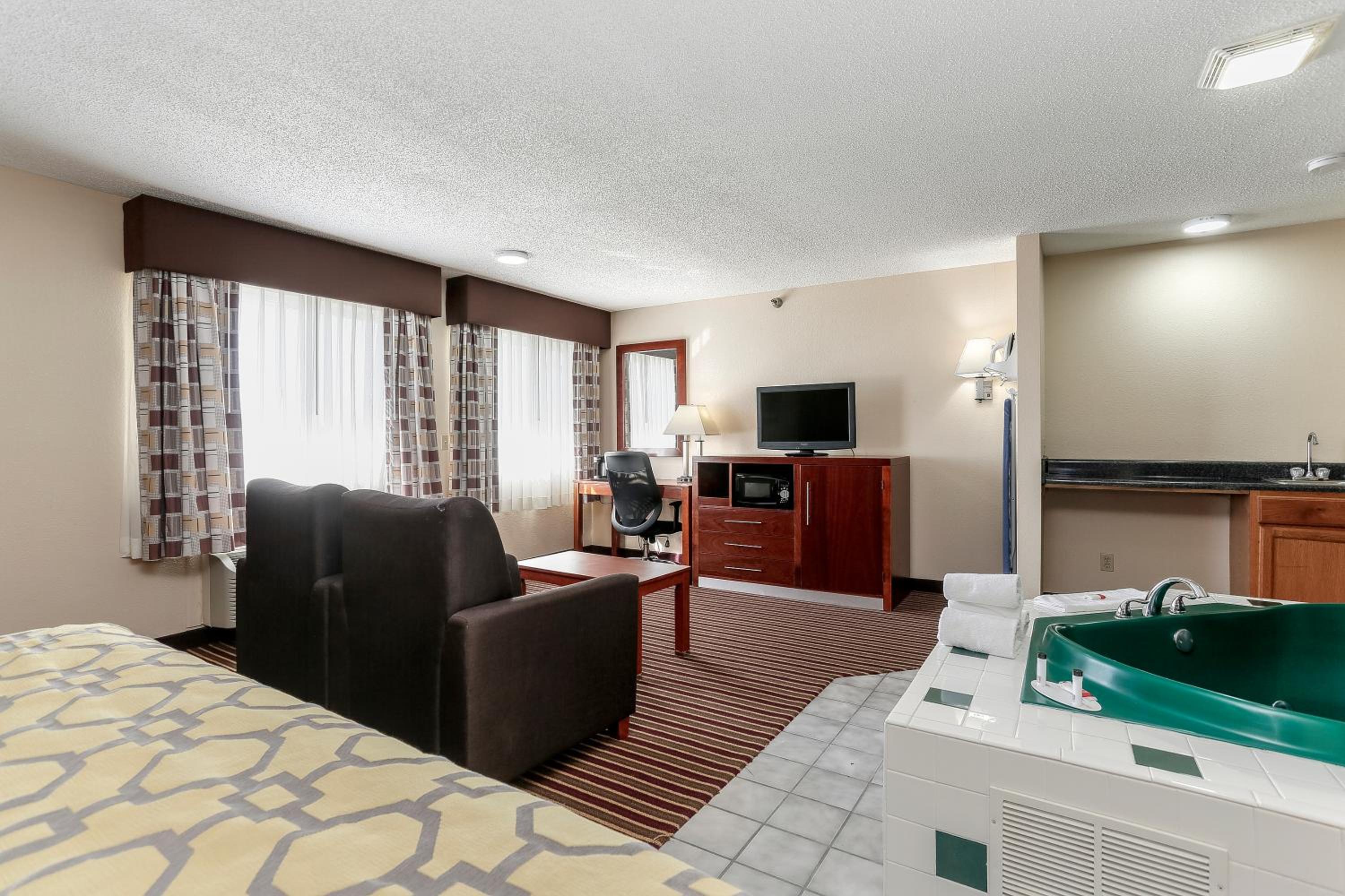King Studio Suite - Non-Smoking - Photo 3