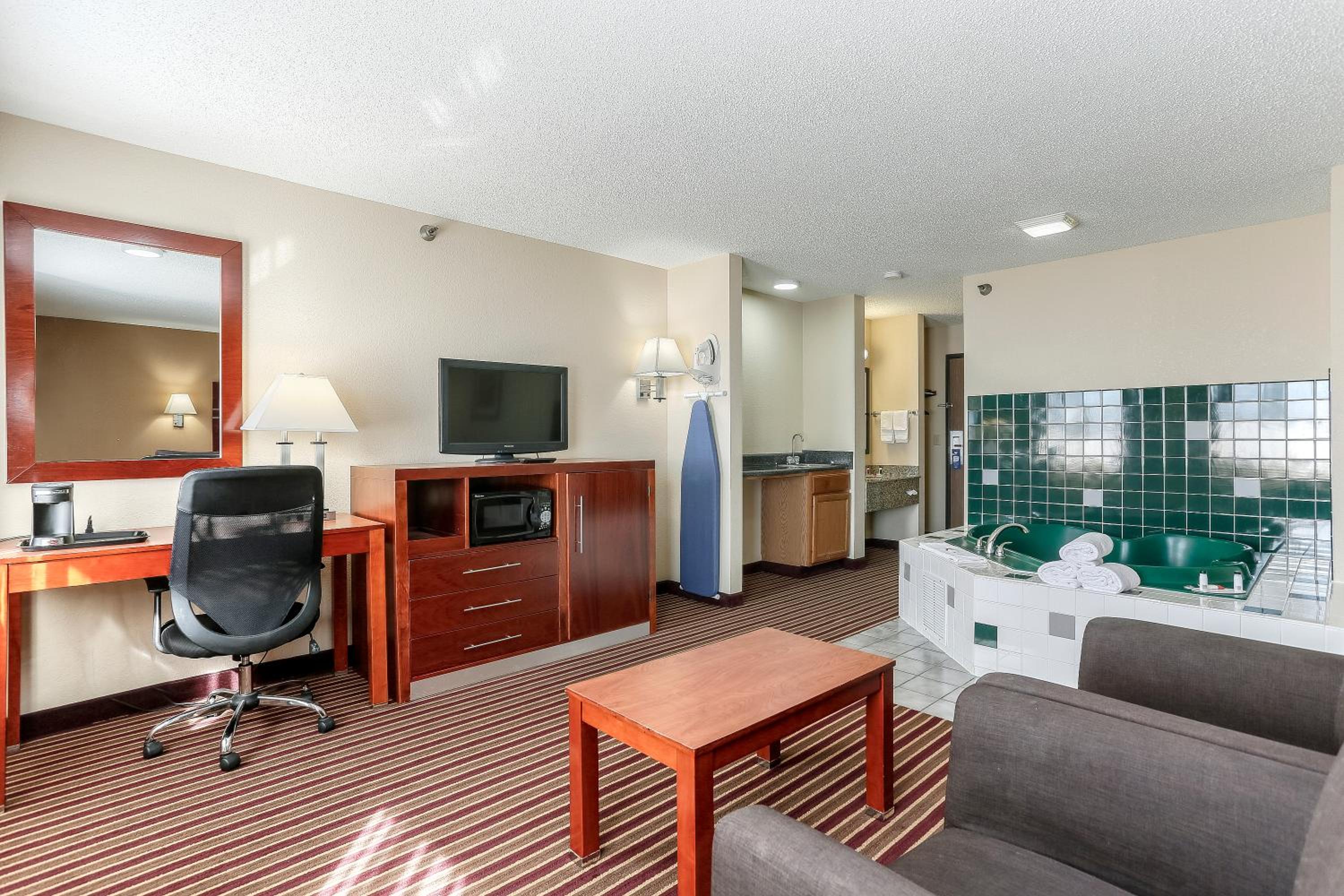 King Studio Suite - Non-Smoking - Photo 4