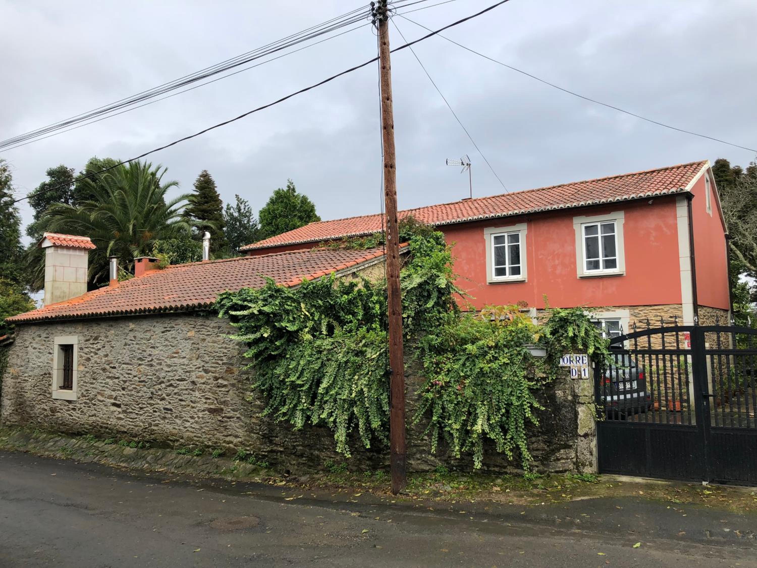Three-Bedroom House - Photo 2