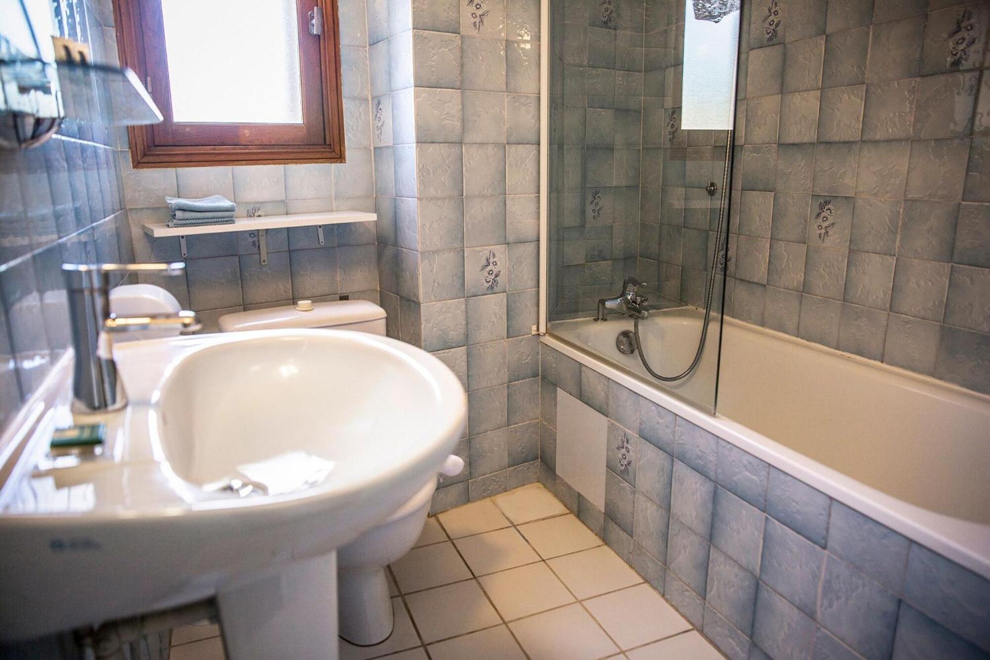 Triple Room with Private Bathroom photo 3