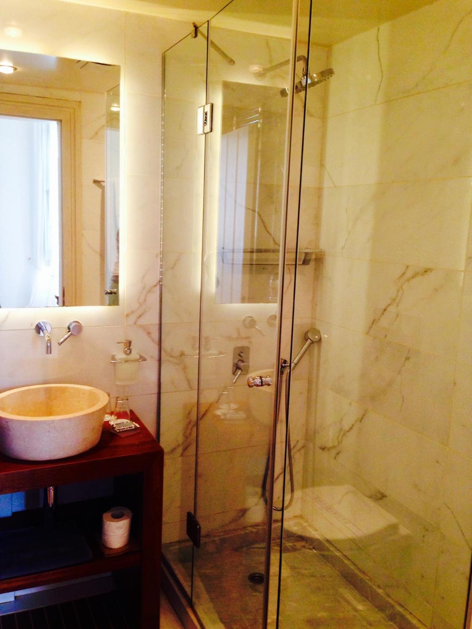 Double Room with City View - Photo 4