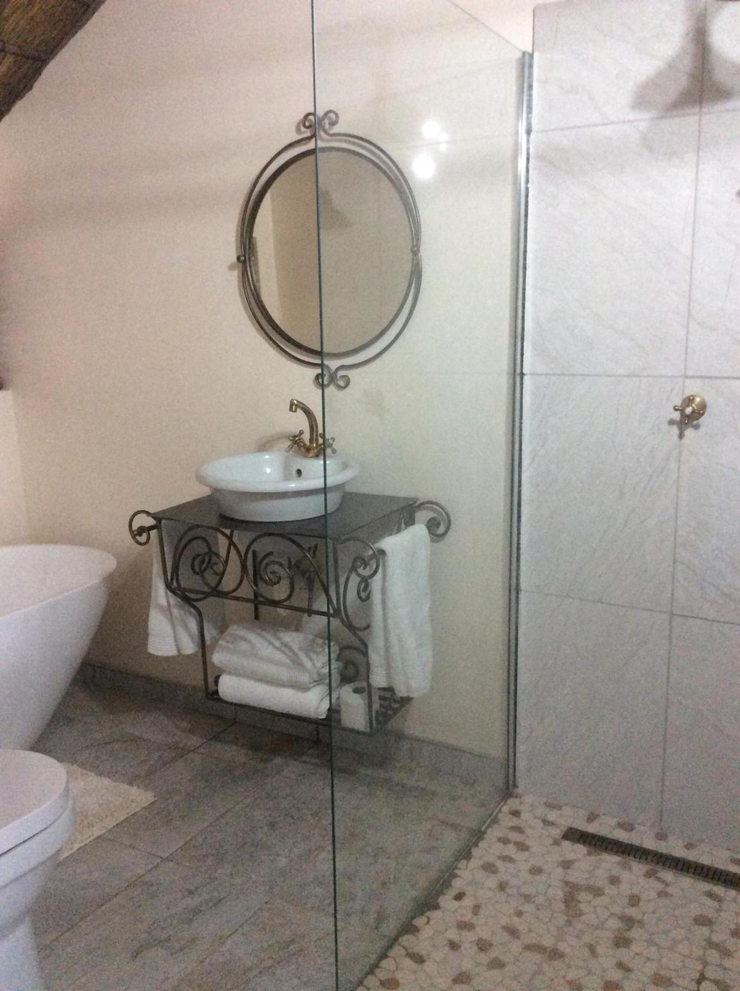 Queen Room with Pool and Dam View - Photo 10