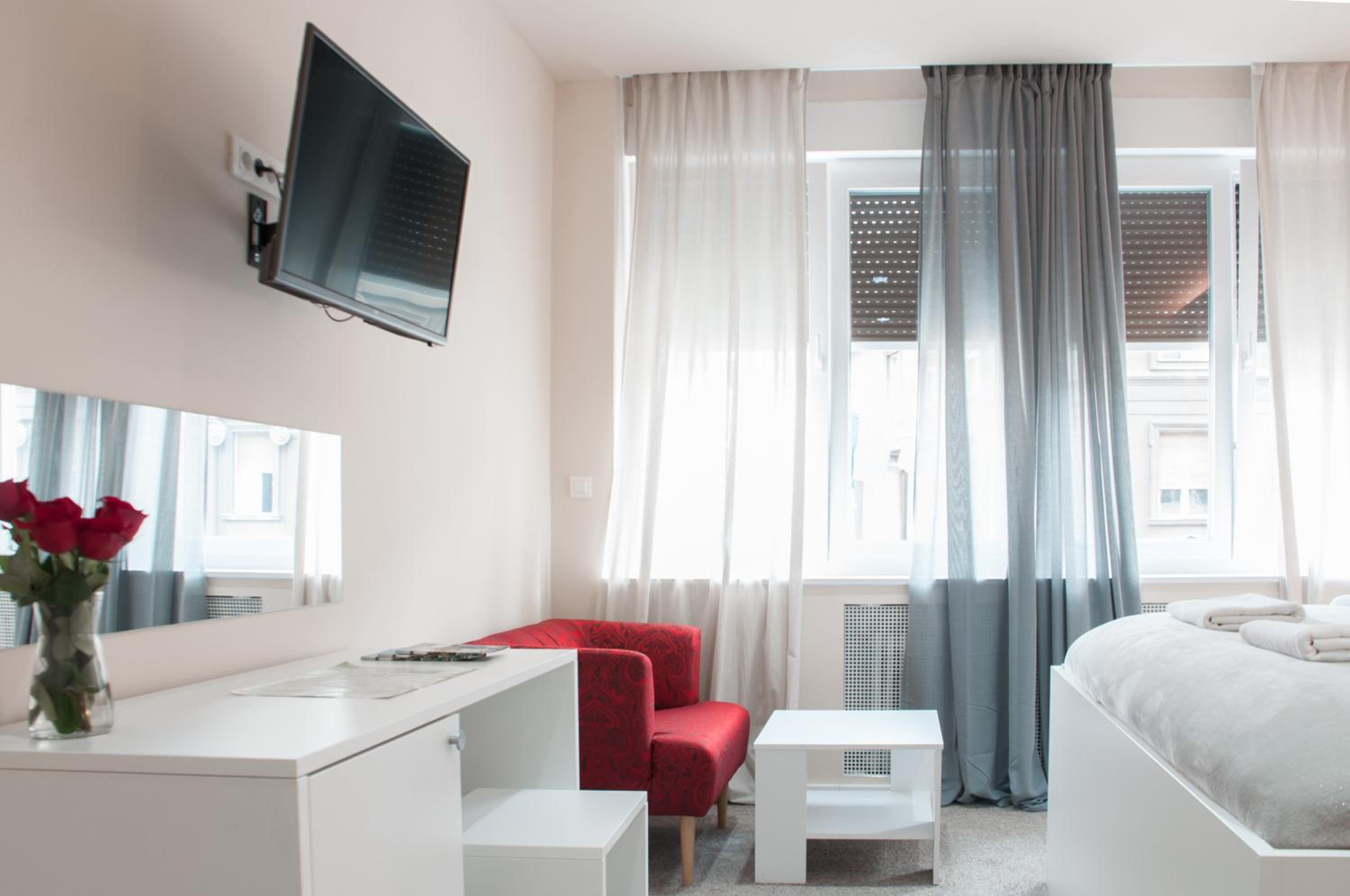 Double Room with Private Bathroom - Photo 7