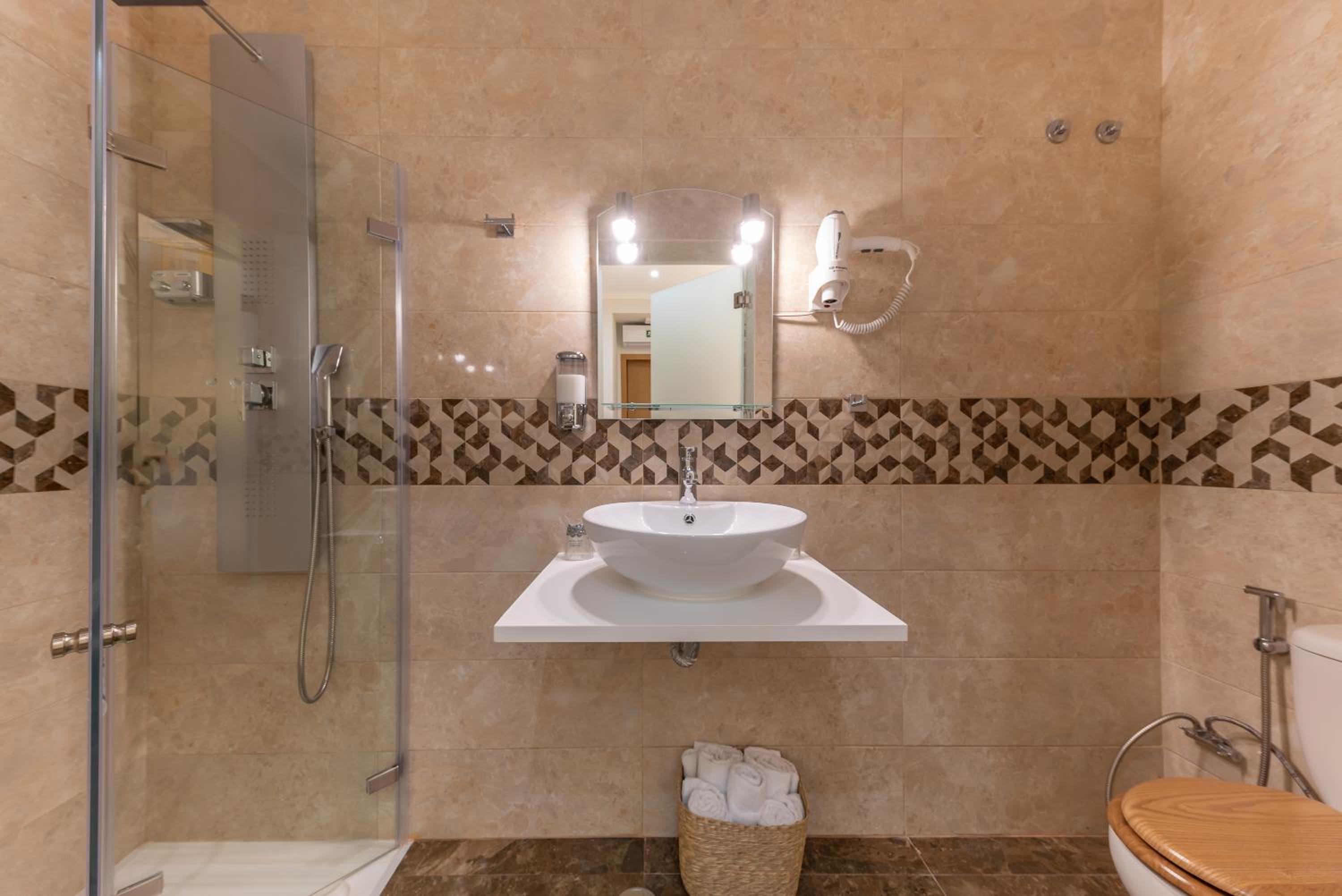 Standard Double or Twin Room - Interior 4 - Photo 7