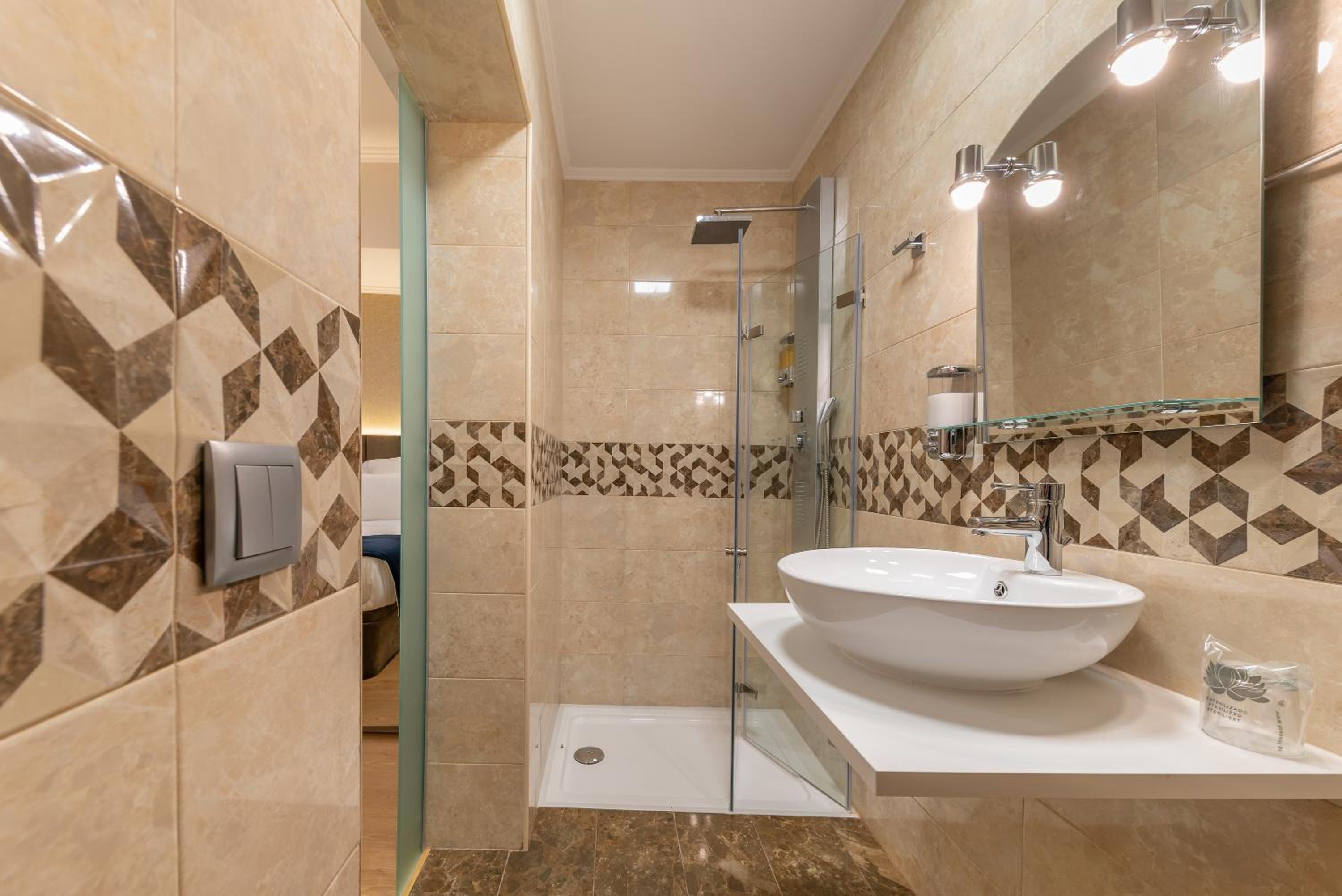 Standard Double or Twin Room - Interior 4 - Photo 6