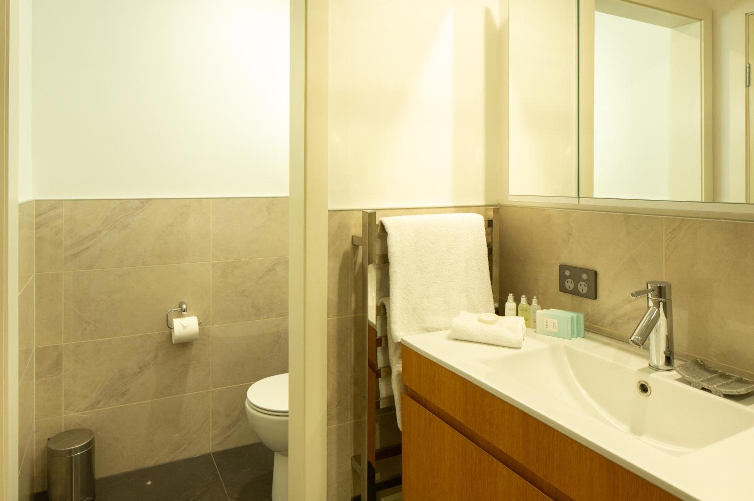 Lakeview Premium Two-Bedroom Villa - Photo 11