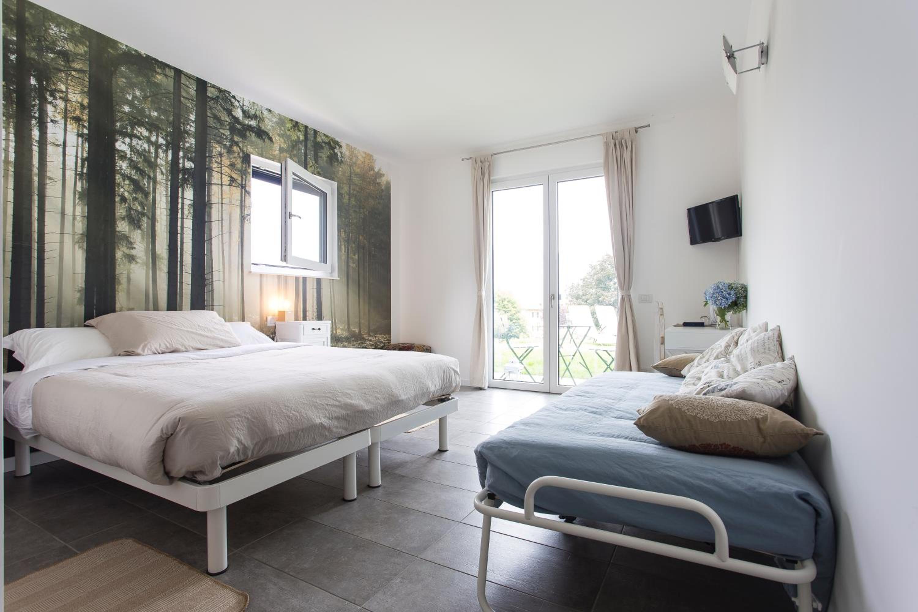Deluxe Room with Patio and Pool View	 - Photo 4