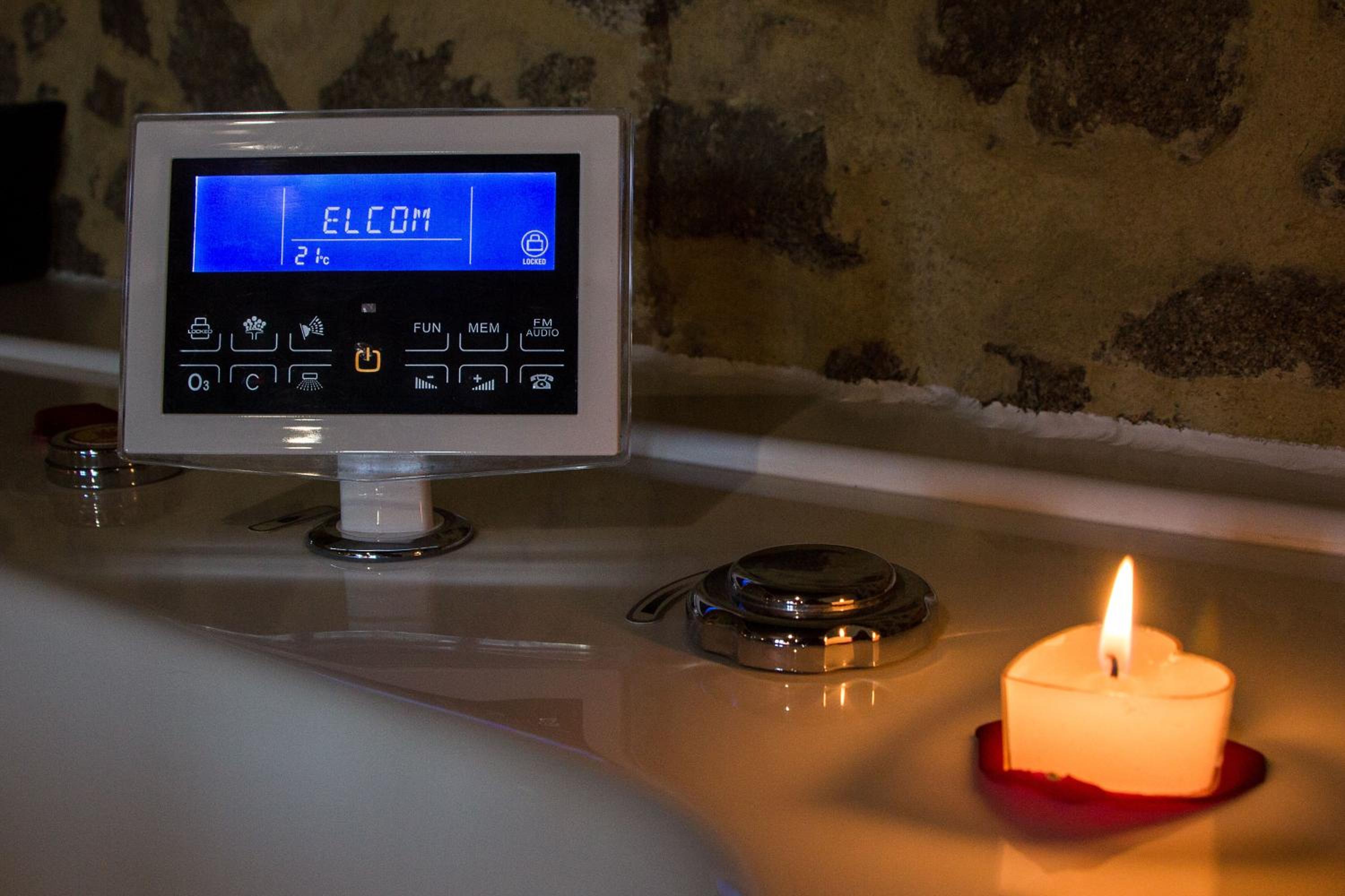 Deluxe Suite with Spa Bath - Photo 11