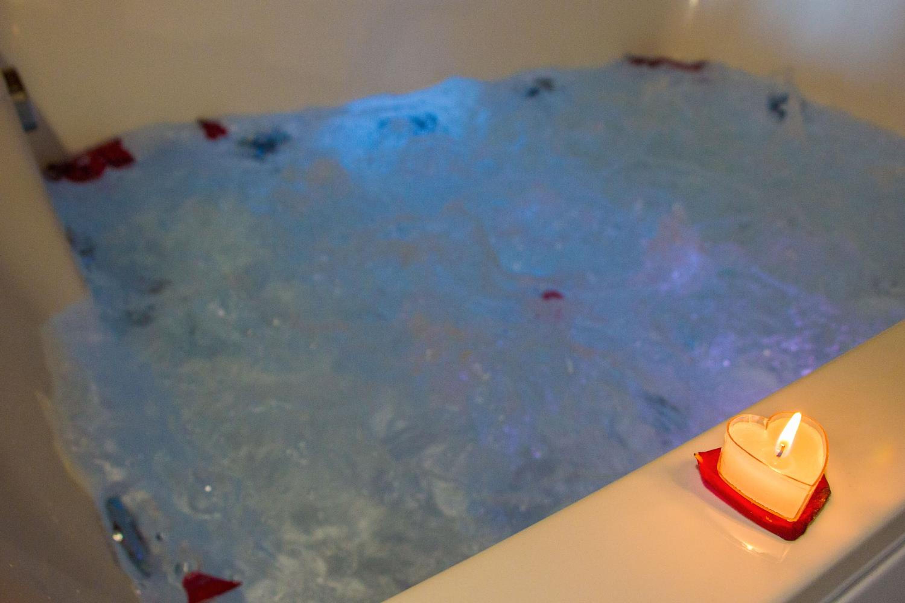 Deluxe Suite with Spa Bath - Photo 4