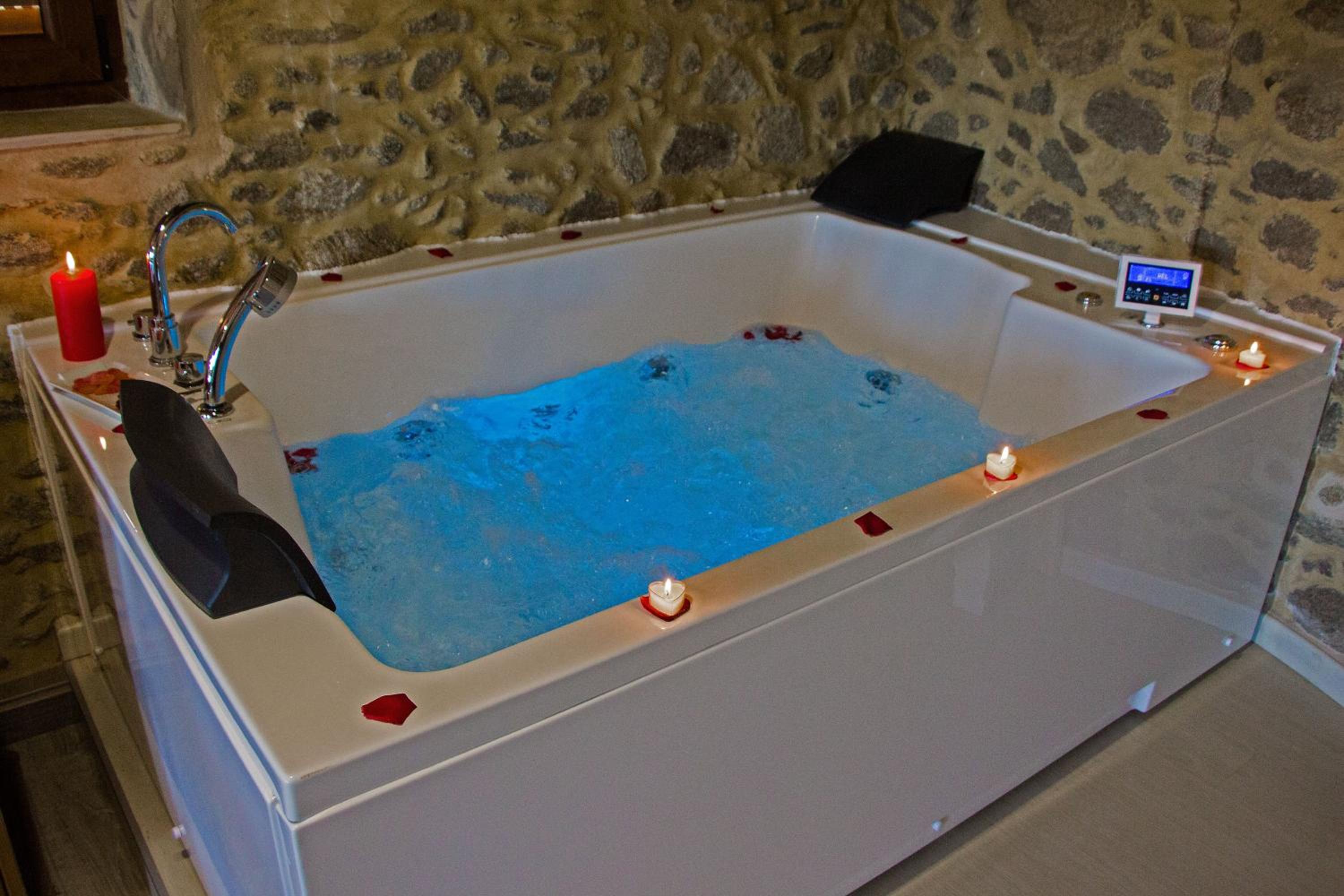 Deluxe Suite with Spa Bath - Photo 3