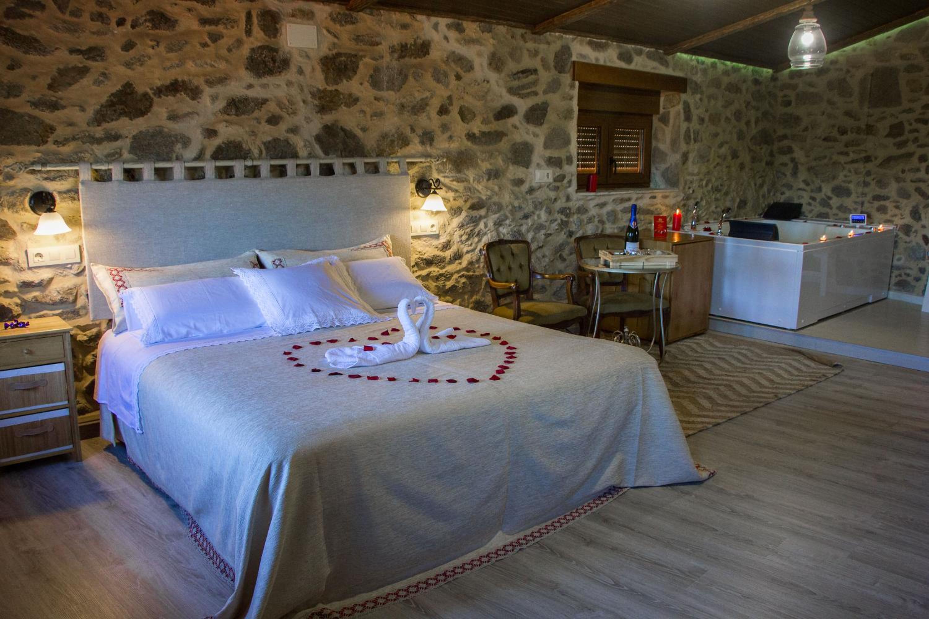 Deluxe Suite with Spa Bath - Photo 2