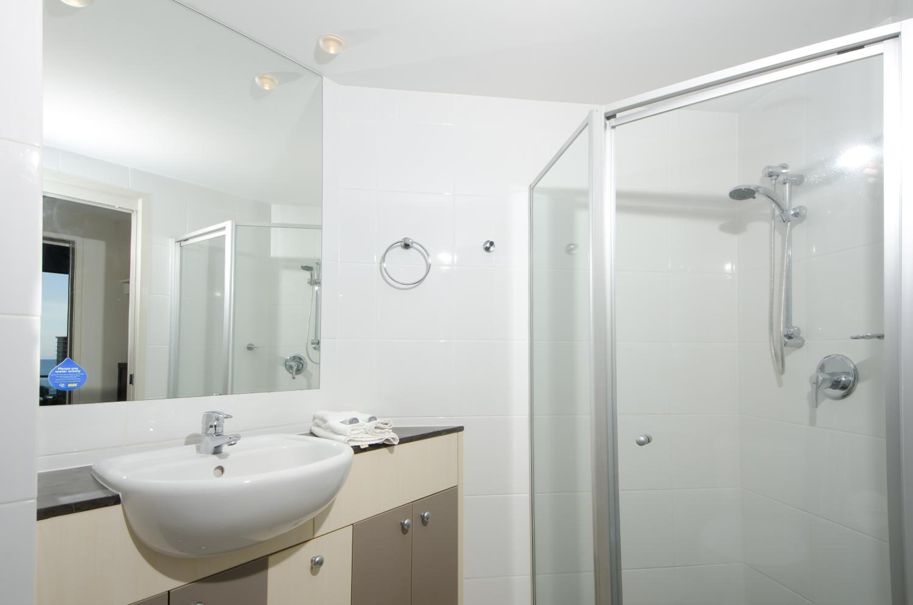 Two-Bedroom Apartment with One Bathroom - Photo 2