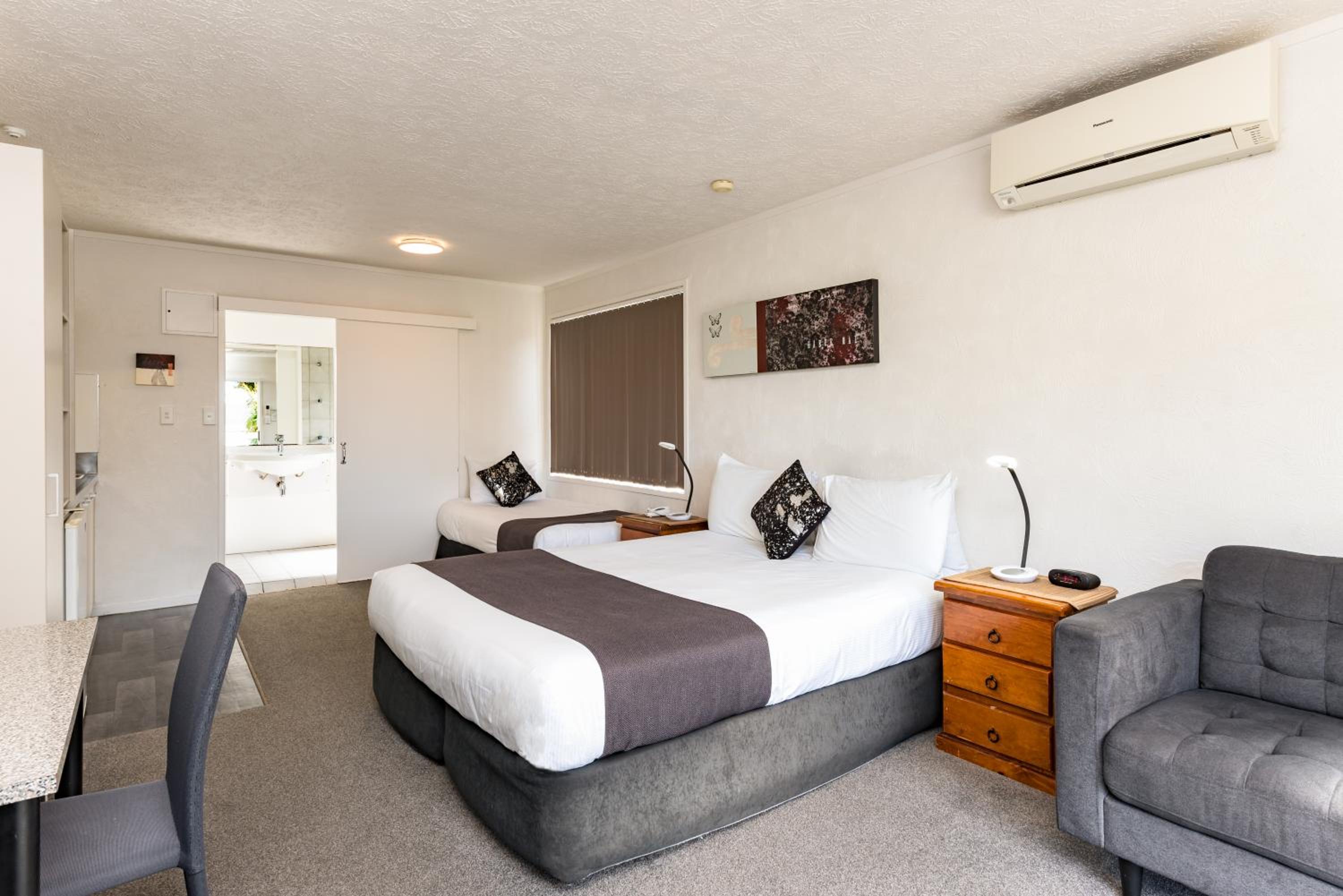 Studio Suite - Photo 1