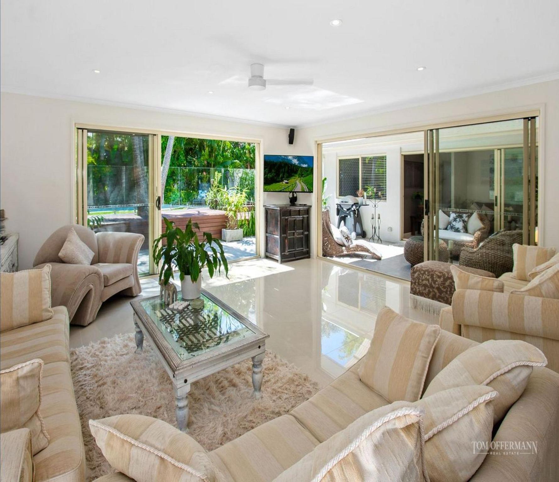 Five-Bedroom House photo 1