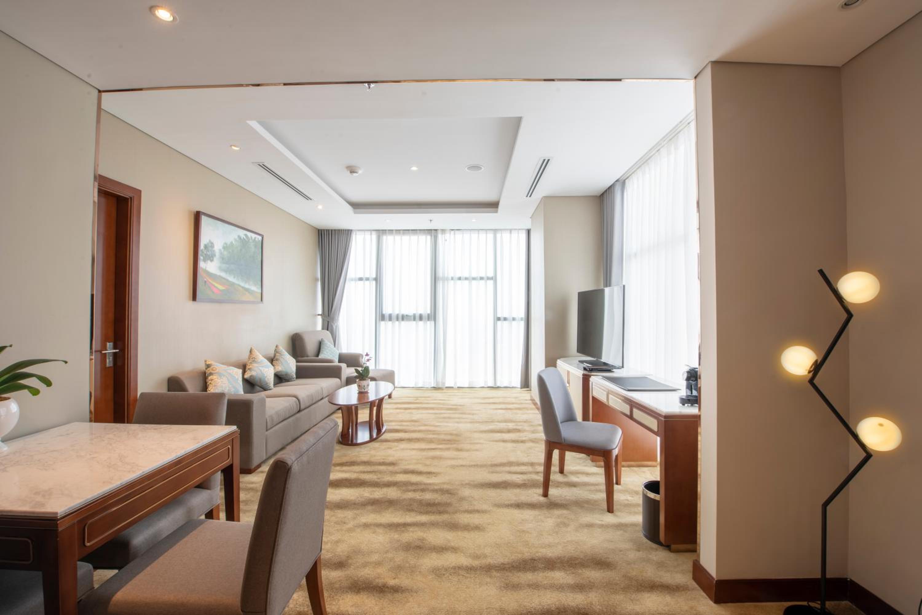 Junior King Suite photo 3