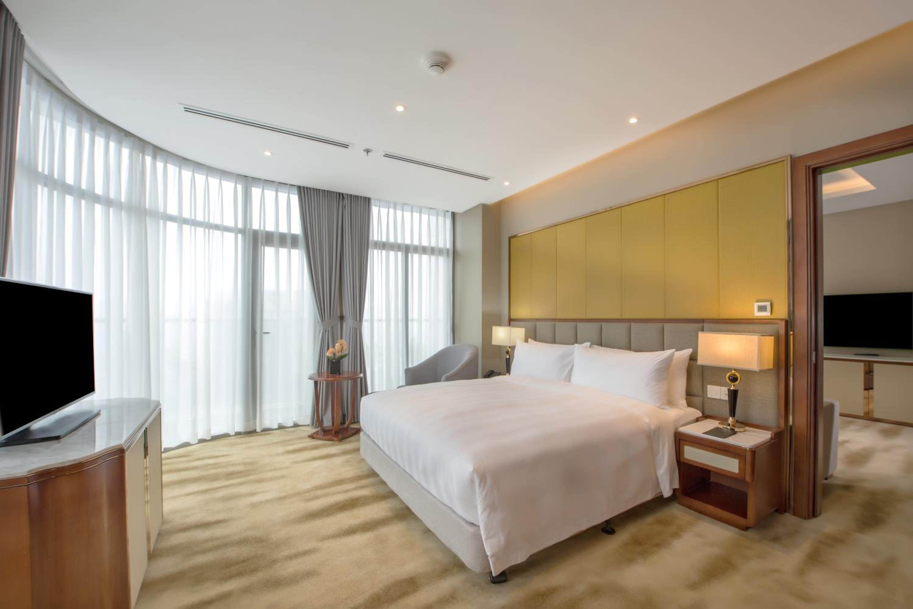 Deluxe King Suite - Non-Smoking