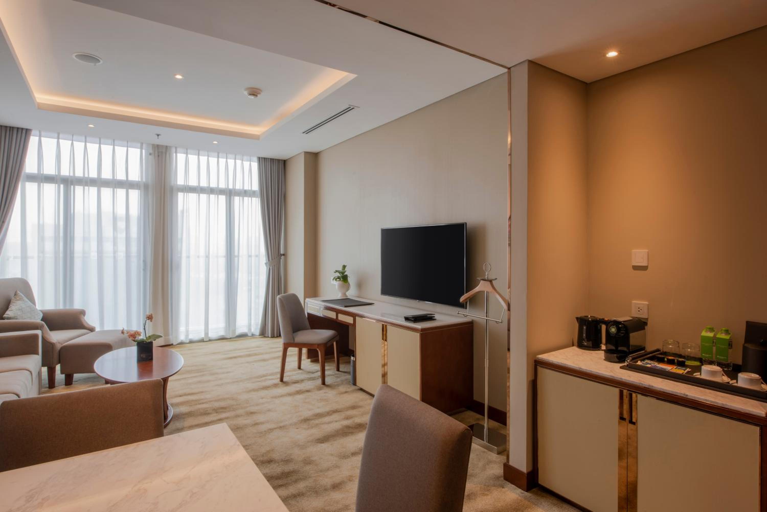 Deluxe King Suite - Non-Smoking photo 3