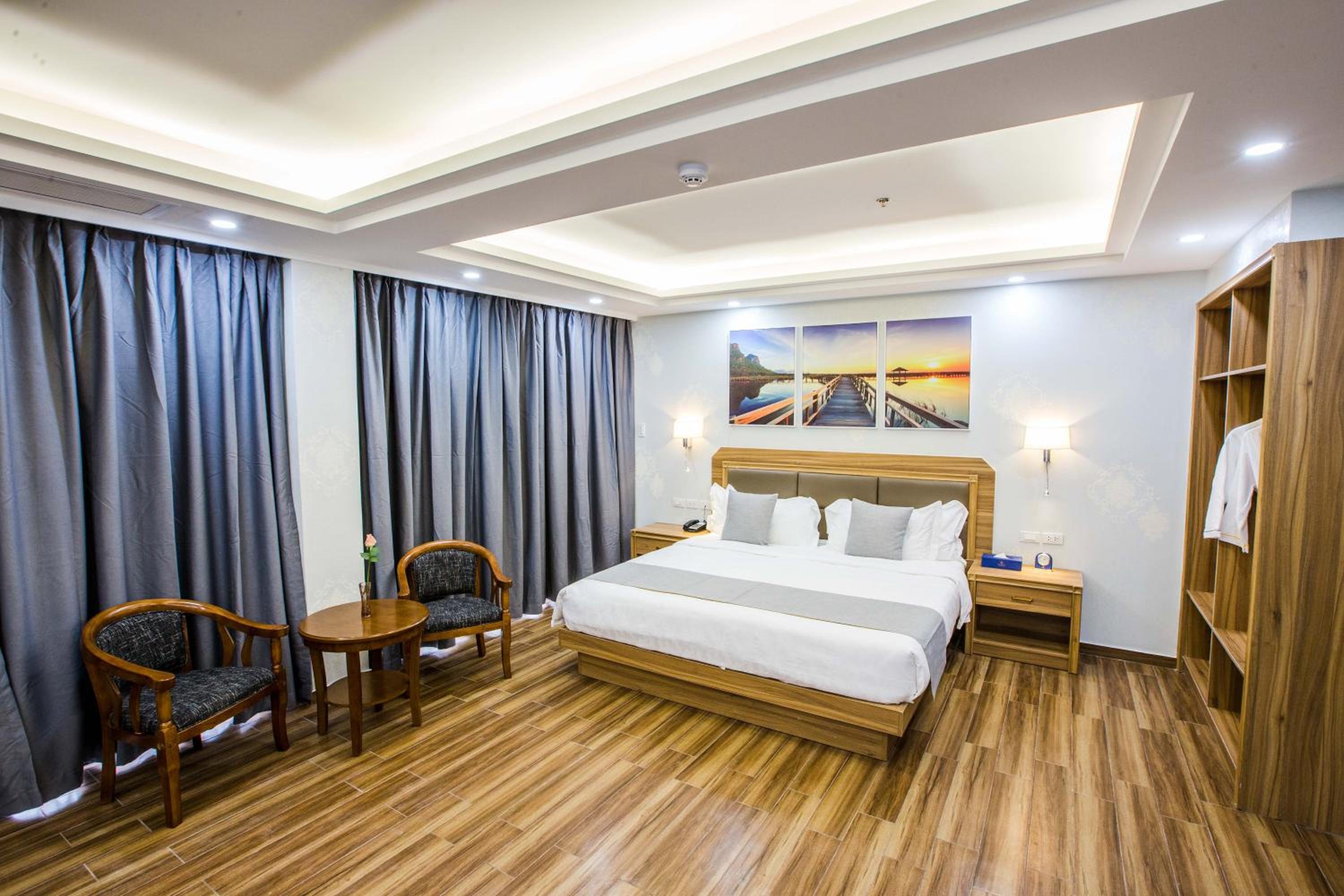King Suite with Balcony photo 2