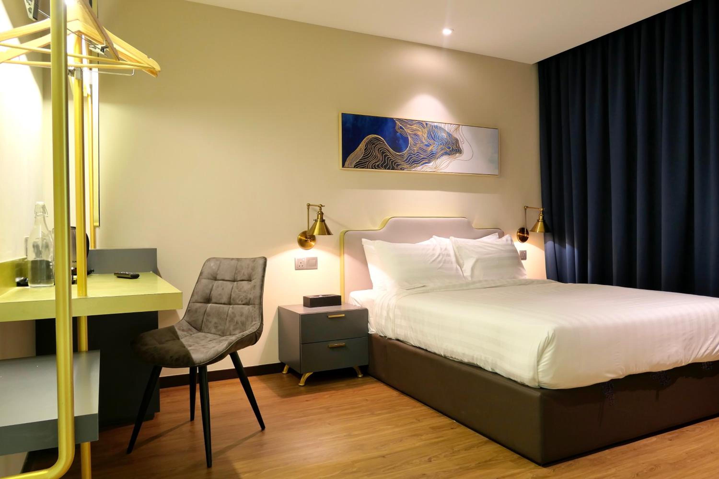 Counselor Queen Room - Photo 2