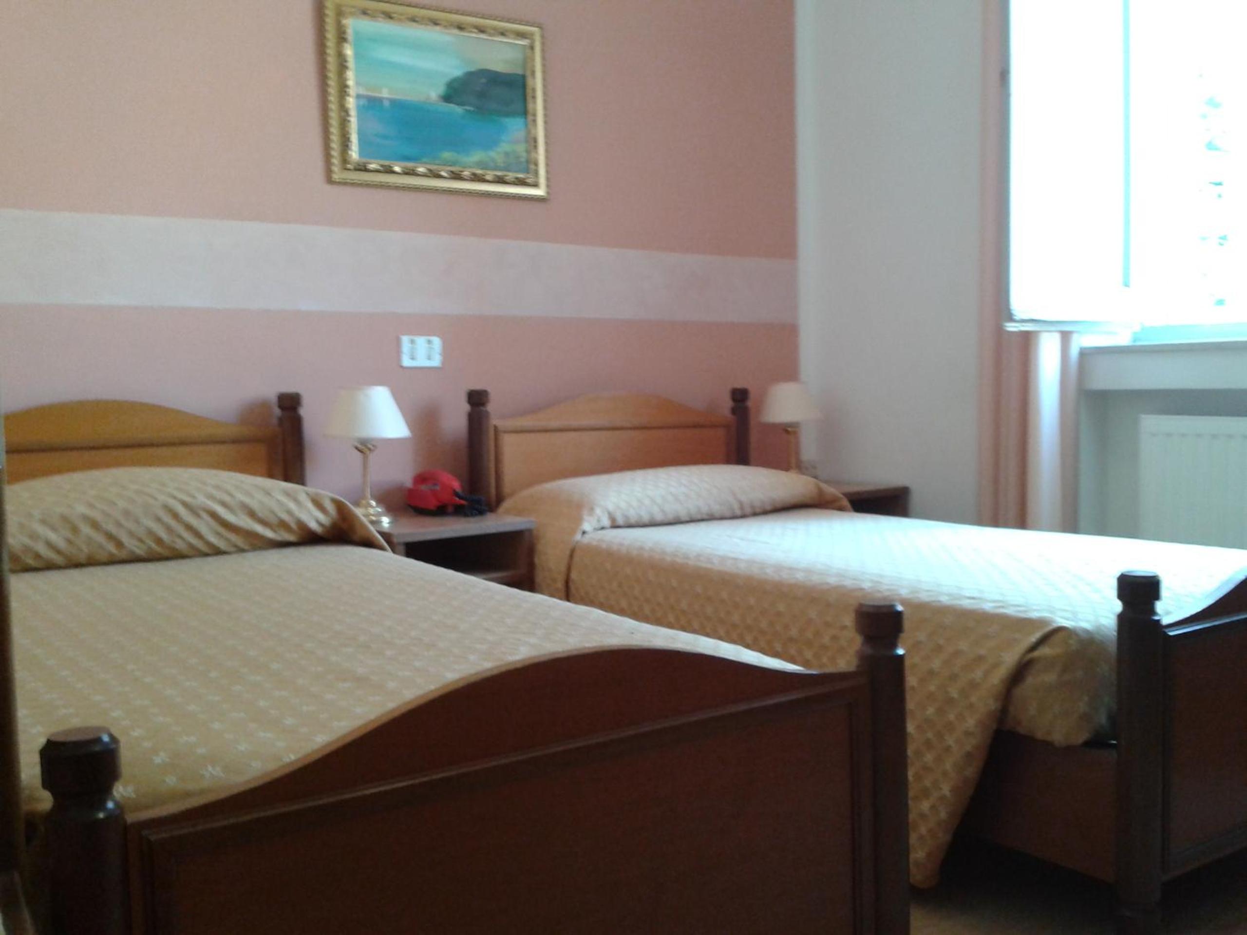 Standard Double or Twin Room - Photo 9