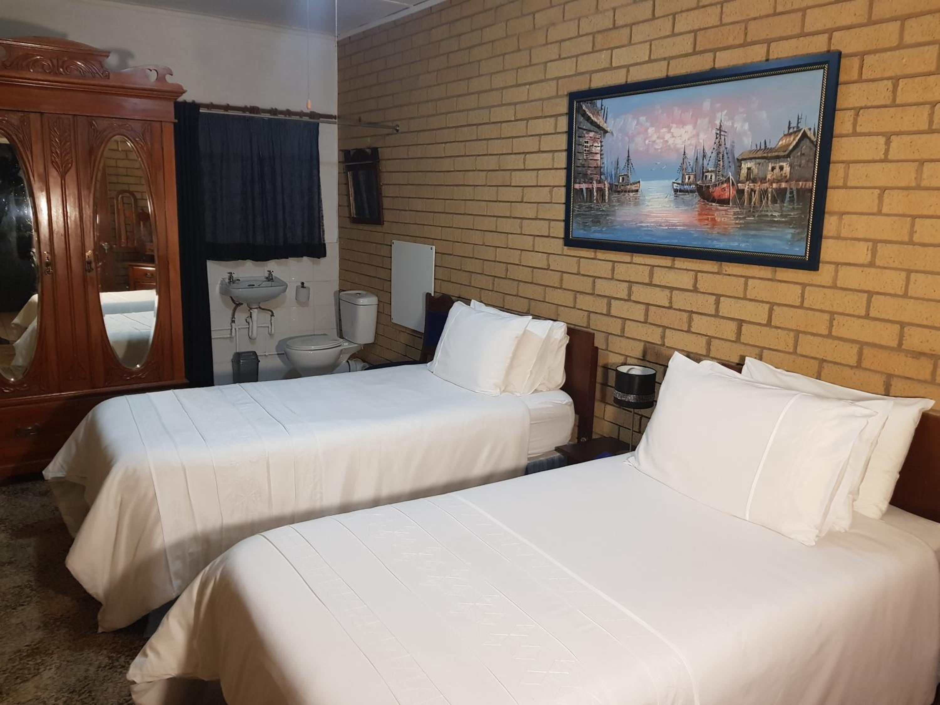 Twin Room - Photo 3