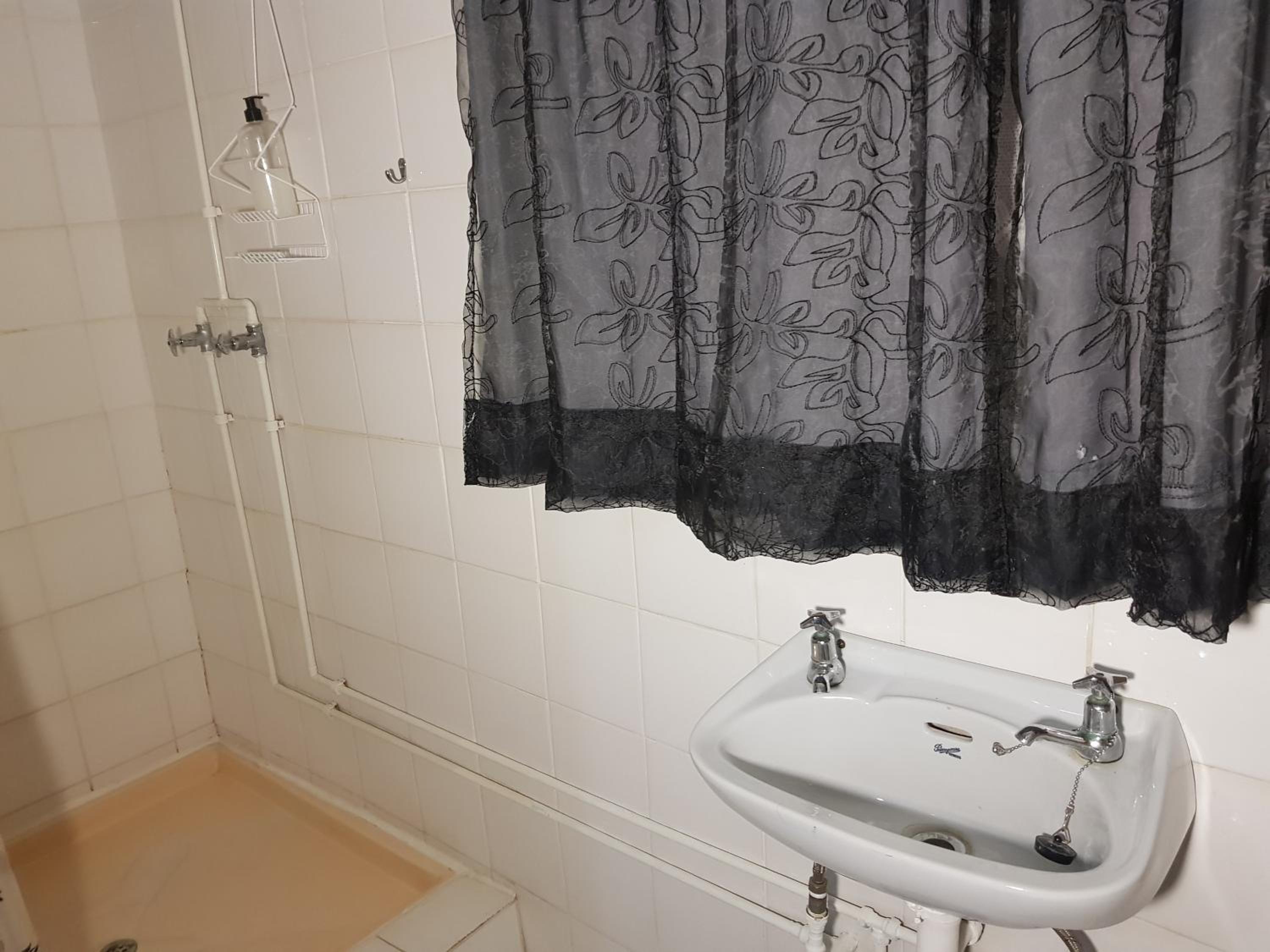 Twin Room - Photo 6