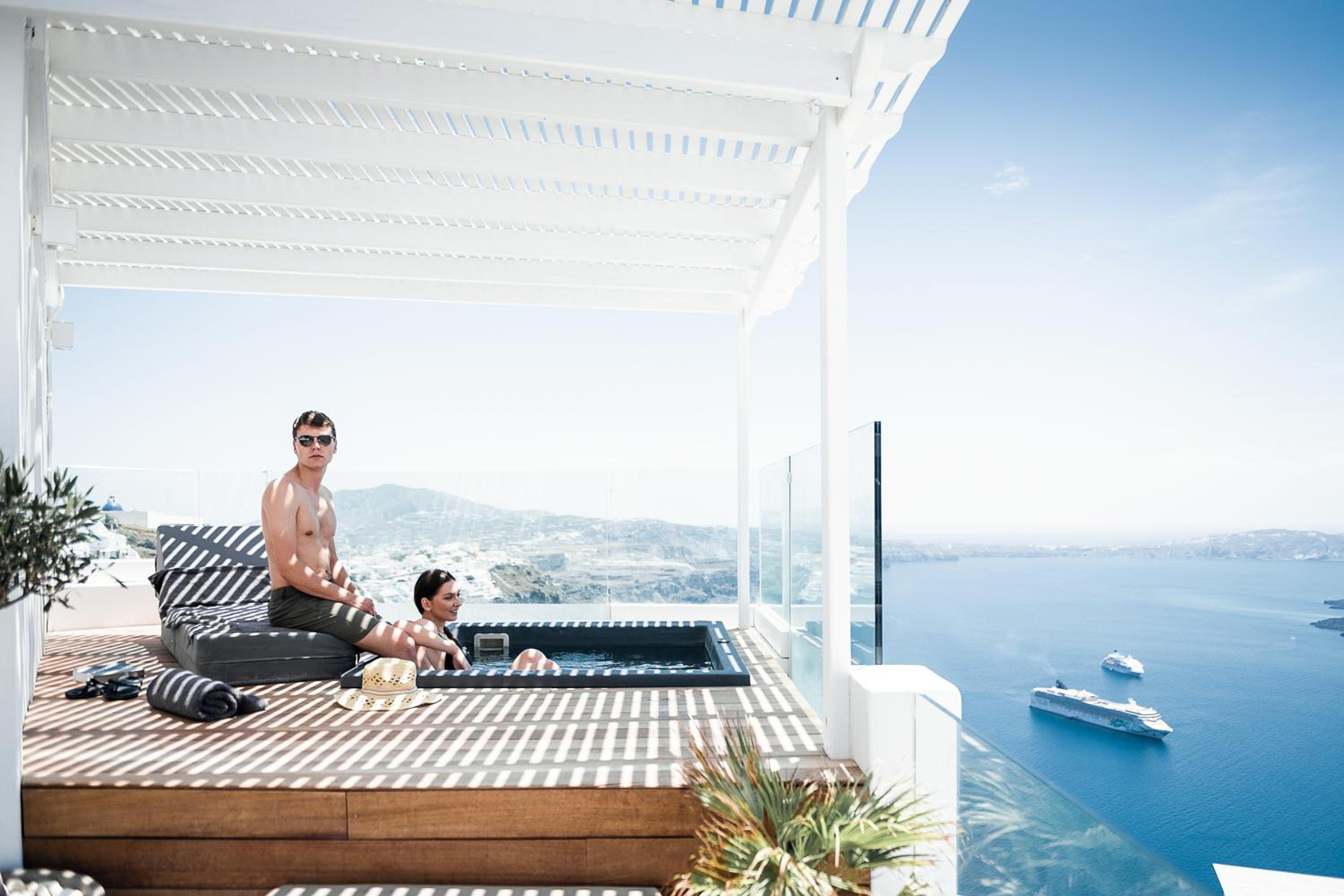 Honeymoon Suite with Jacuzzi and Caldera View photo 2