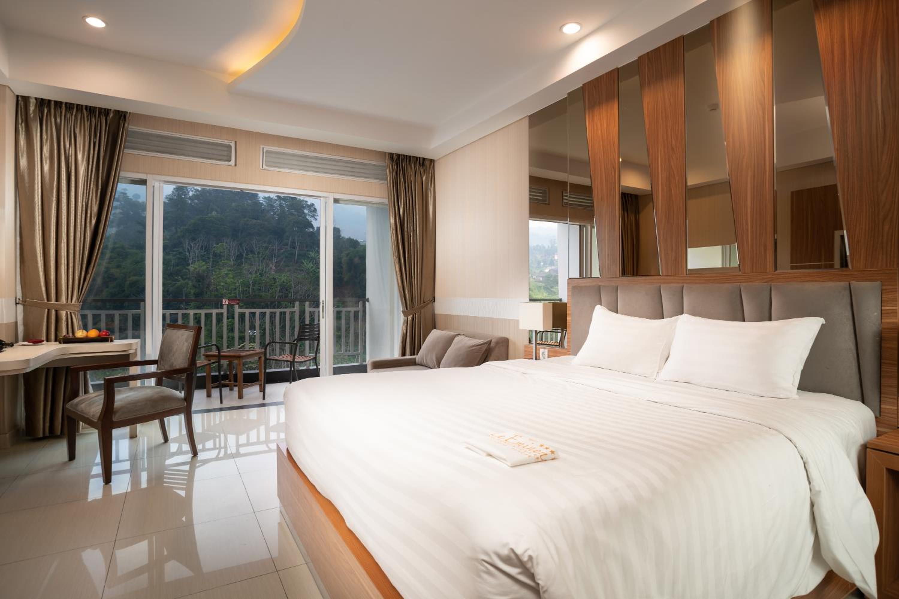 Junior Suite Queen Bed Fun Package (Weekday)