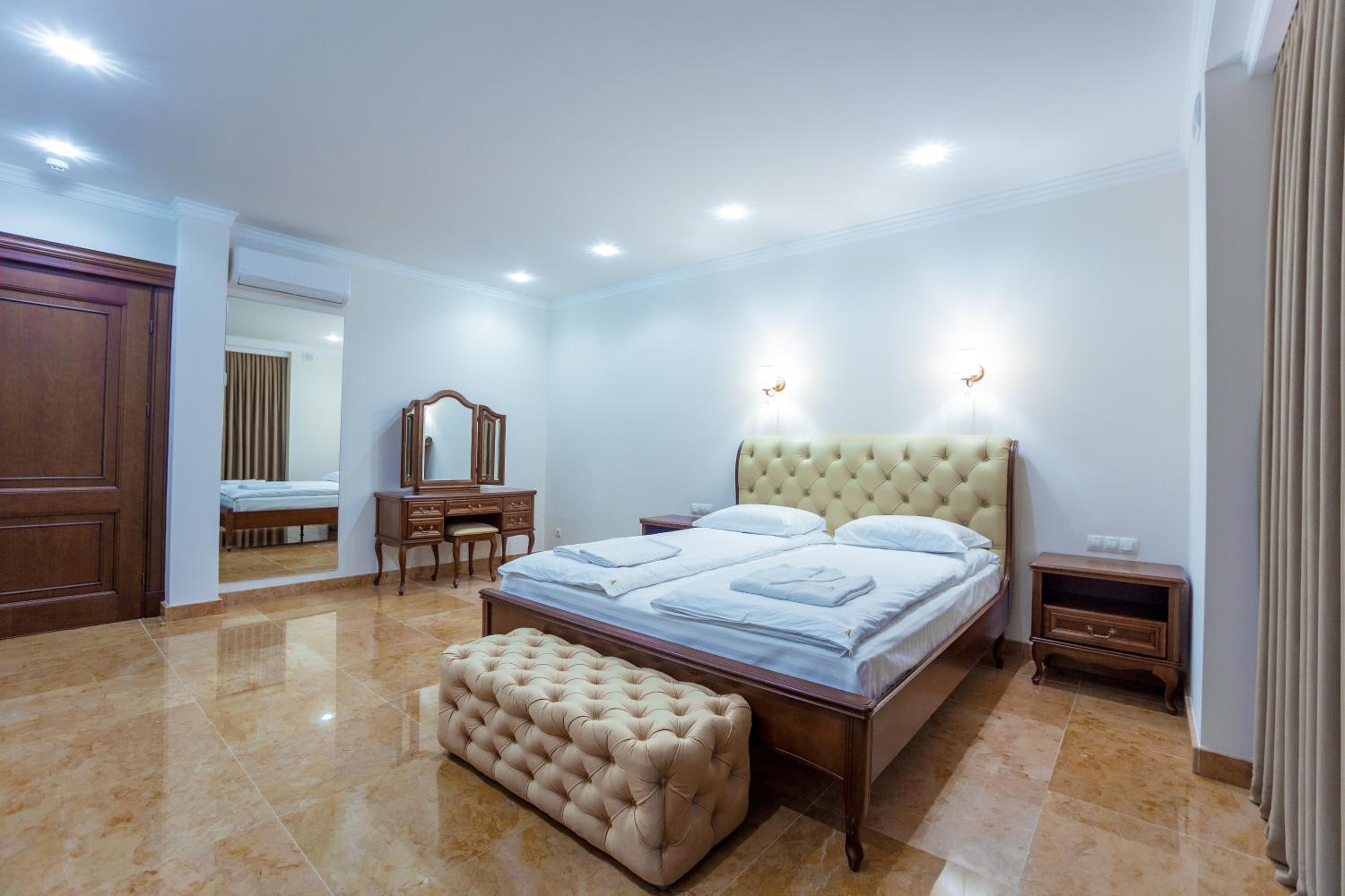 King Suite with Balcony photo 3