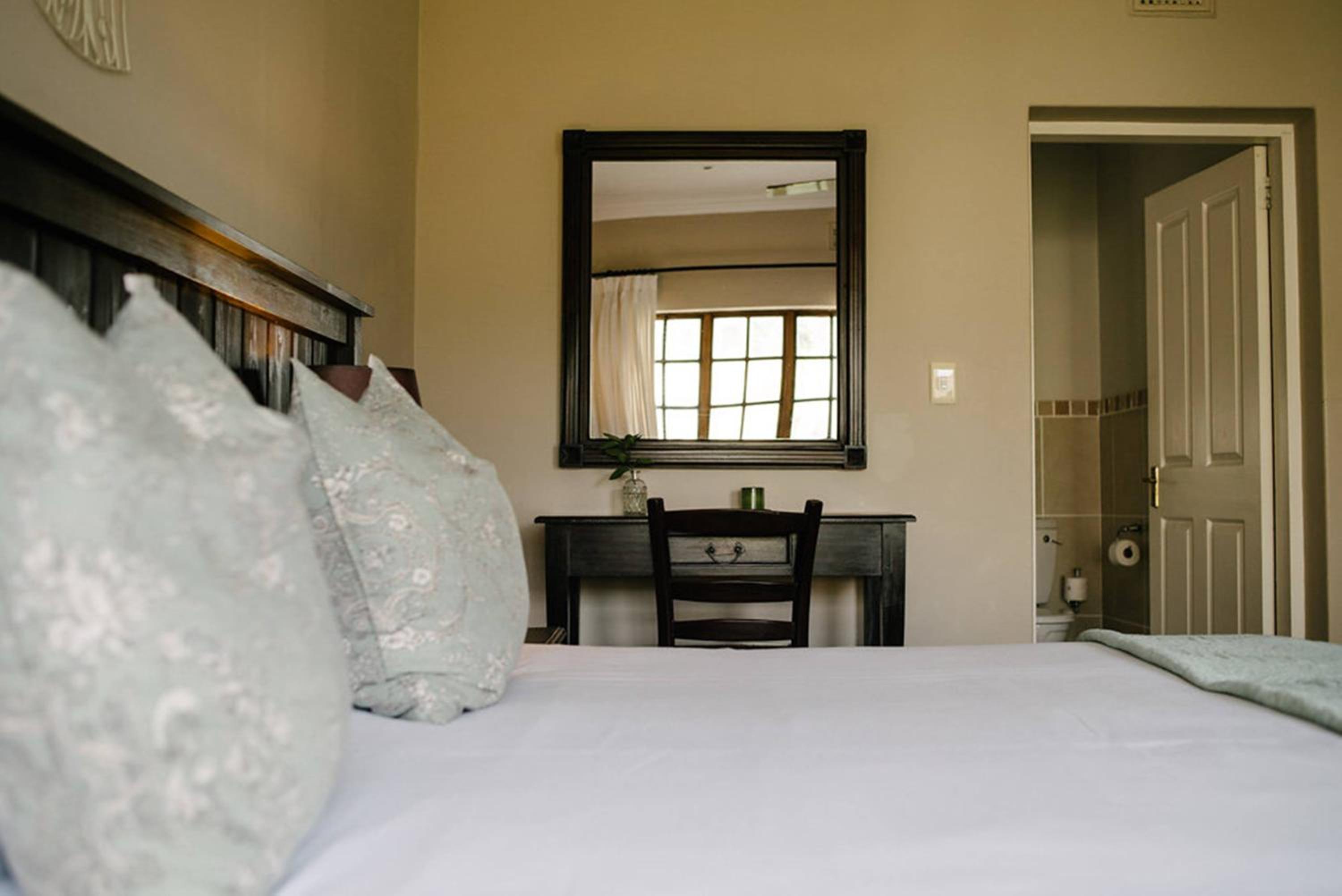 Standard Twin Room - Photo 4