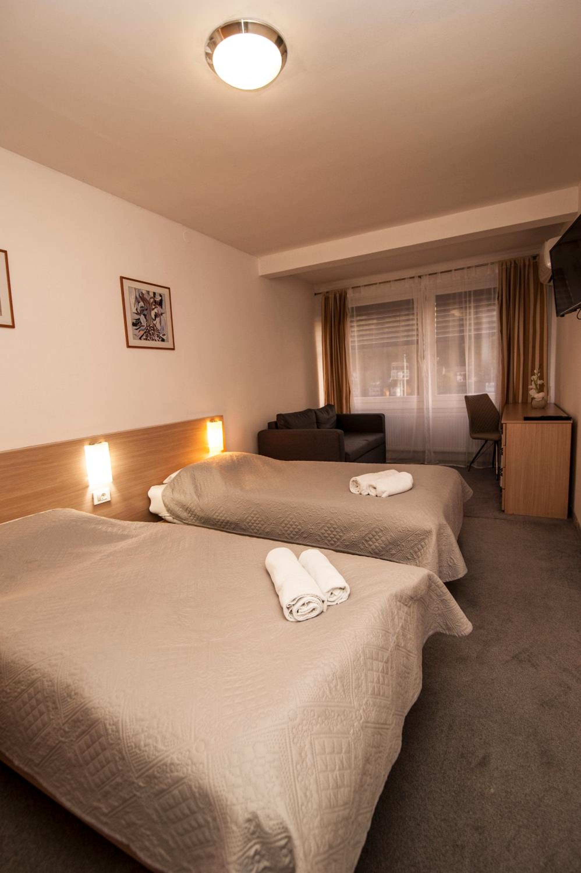 Double or Twin Room - Photo 6