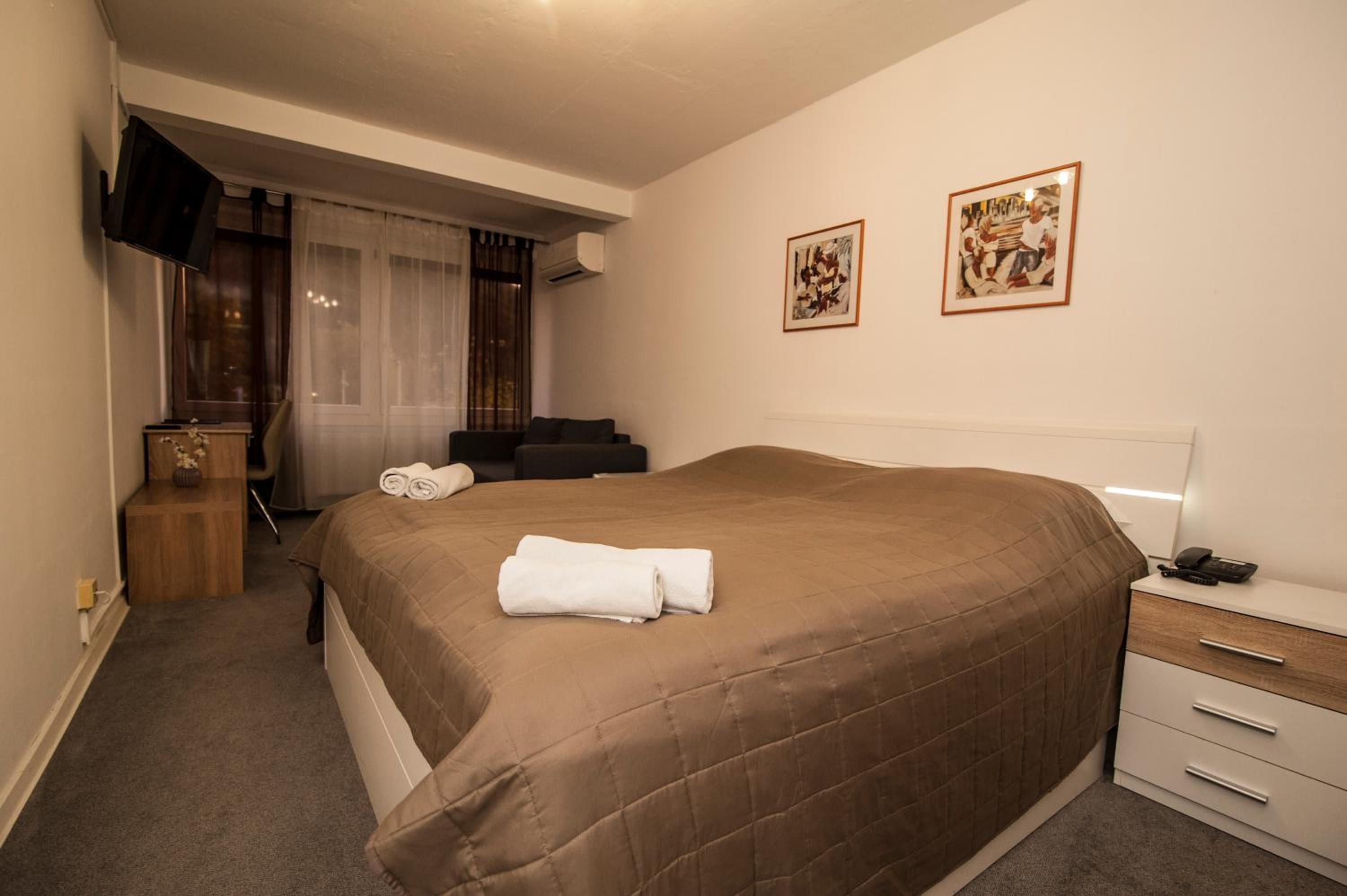 Double or Twin Room - Photo 12